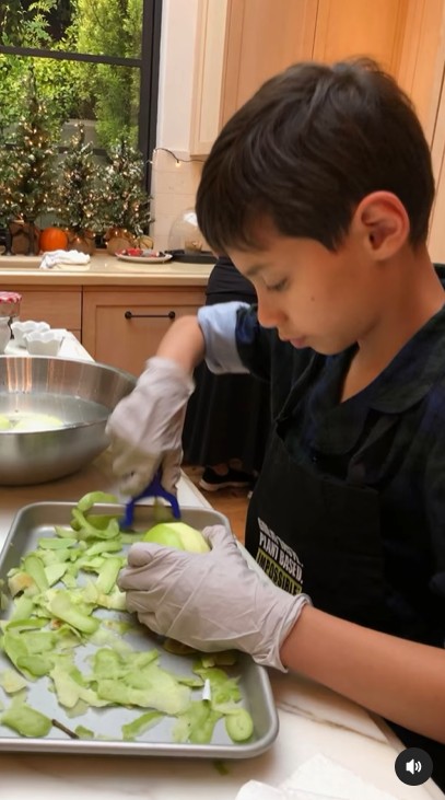 Max occupé dans la cuisine | Source : Instagram/jlo