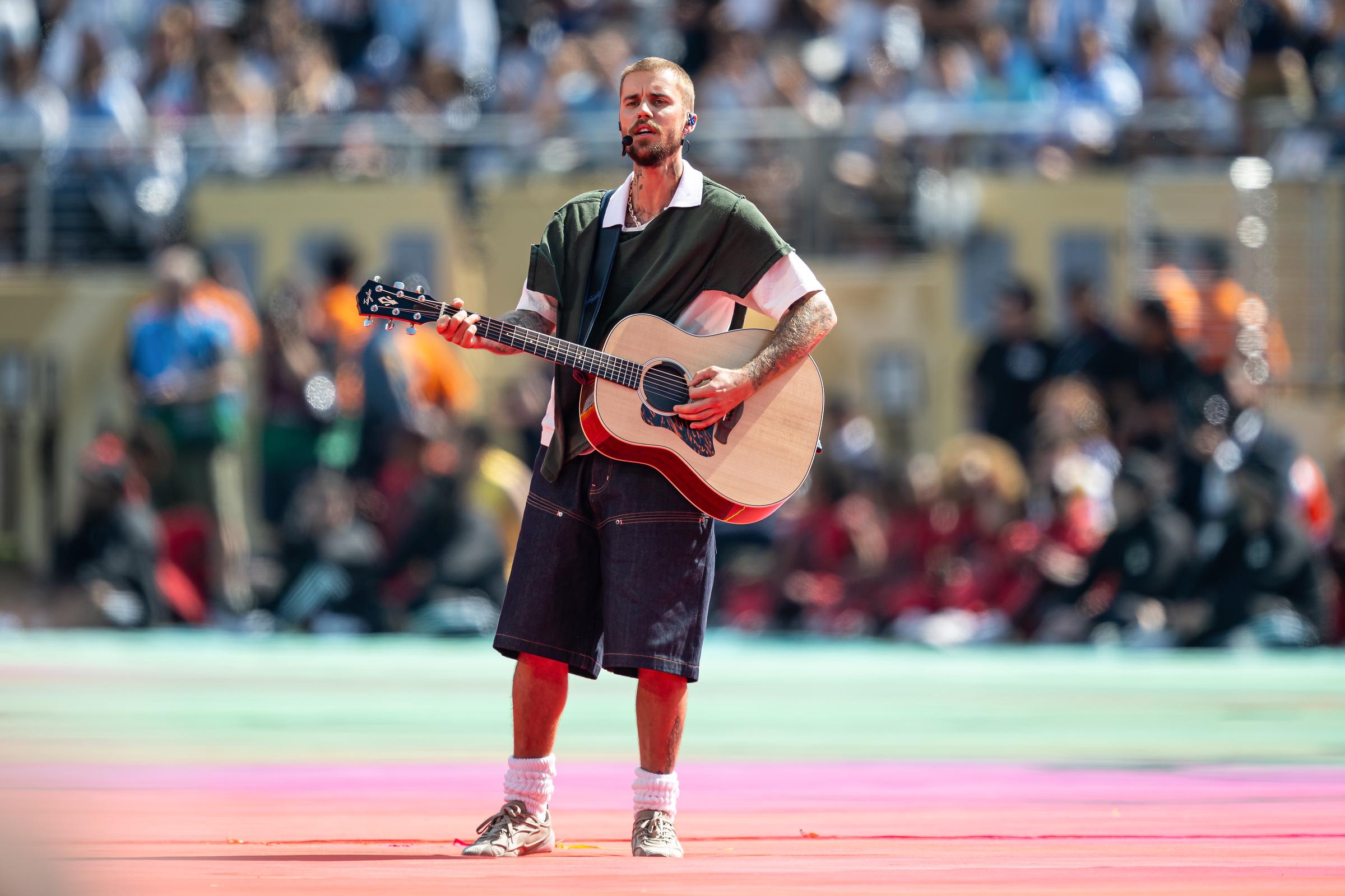 Justin Bieber faisait partie des grands artistes engagés pour l'ambitieux programme de divertissement de la finale. Sa présence a permis de souligner à quel point la FIFA avait transformé ce match de championnat en un véritable événement mondial de culture pop. | Source : Getty Images