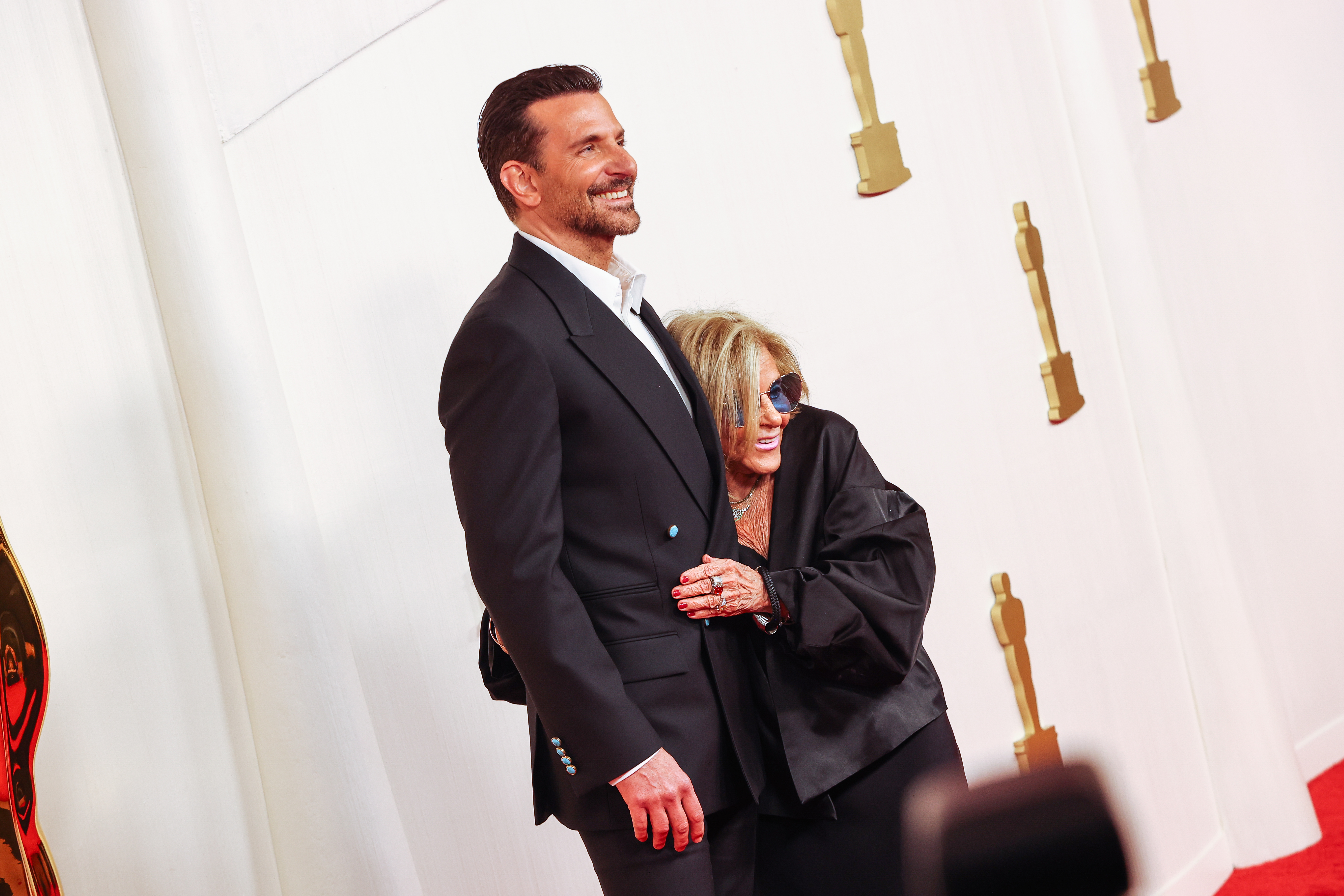 Bradley Cooper et Gloria Campano lors de la 96e cérémonie annuelle des Oscars | Source : Getty Images