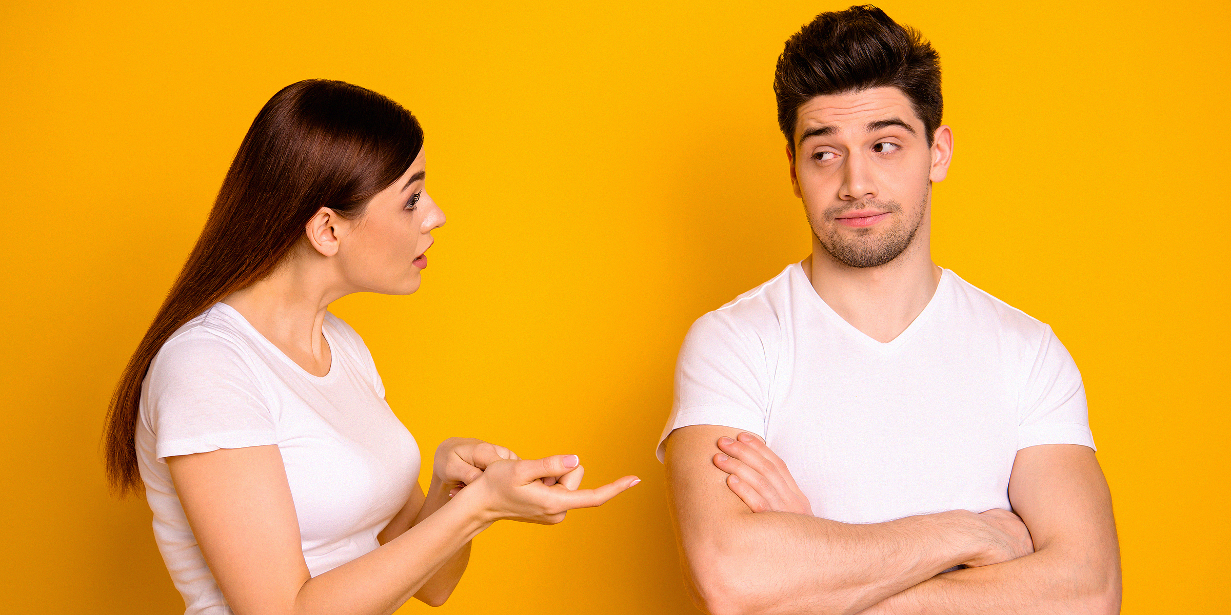 Une femme parle à un homme | Source : Getty Images