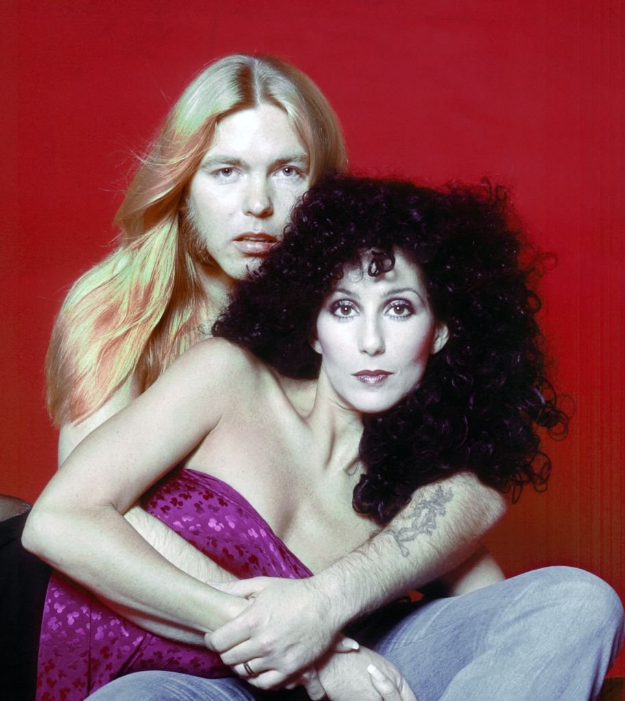 Cher et Gregg Allman posent pour un portrait en 1977 à Los Angeles | Photo : Getty Images