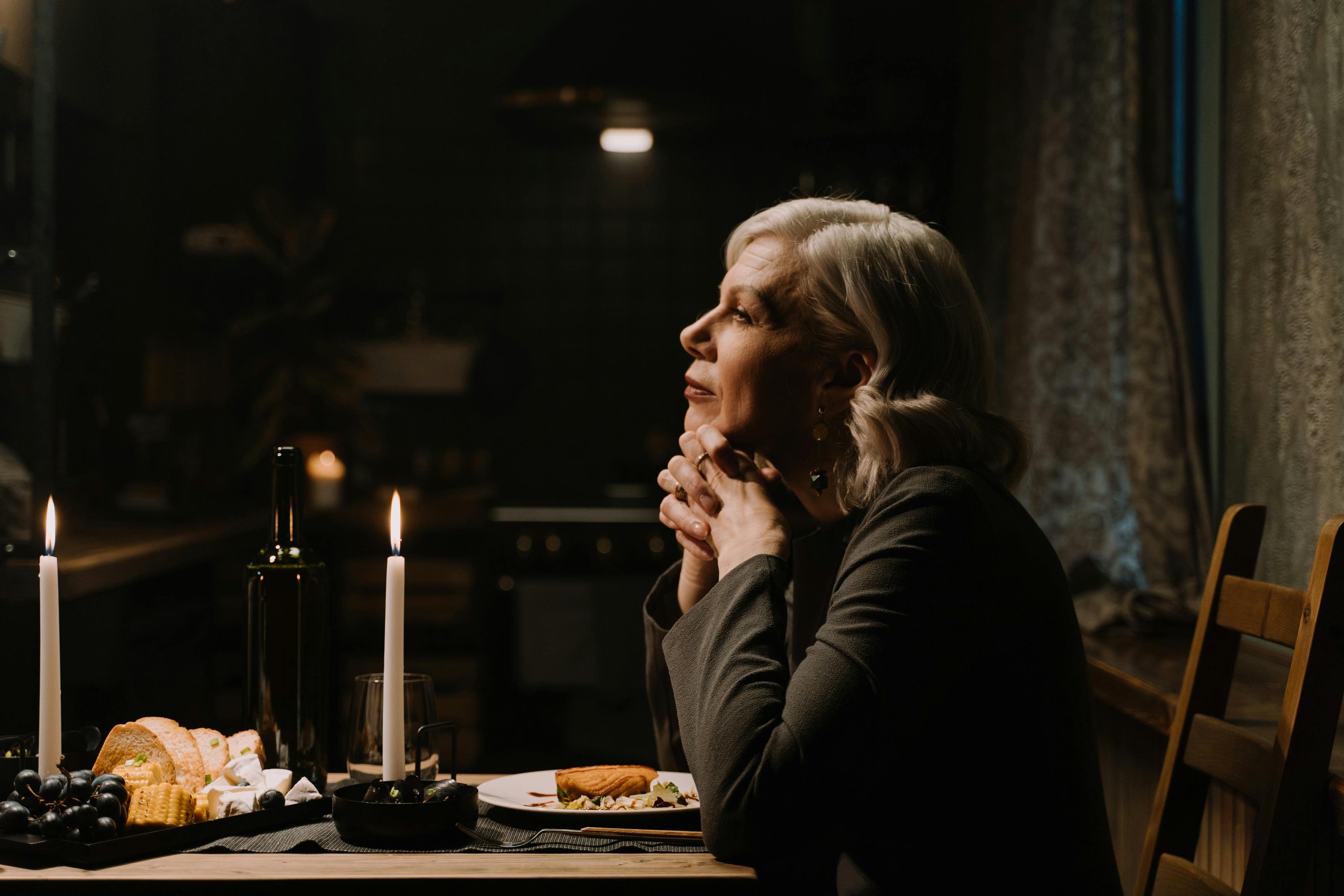 Une femme âgée à table | Source : Pexels