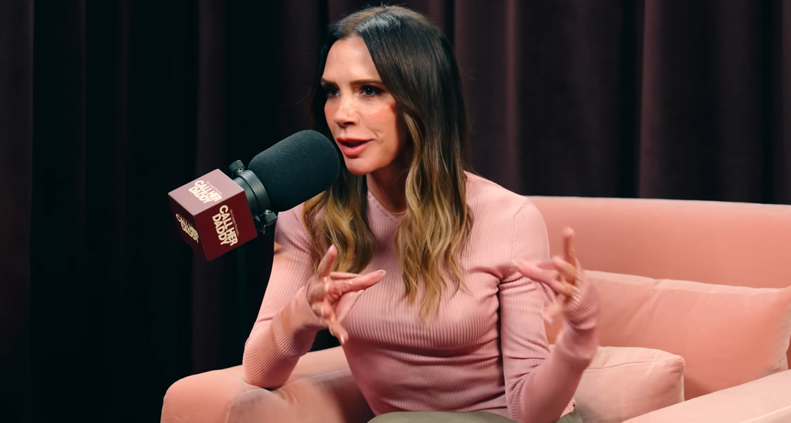 Victoria Beckham, telle qu'on la voit dans une vidéo publiée le 22 octobre 2025 | Source : YouTube/Call Her Daddy