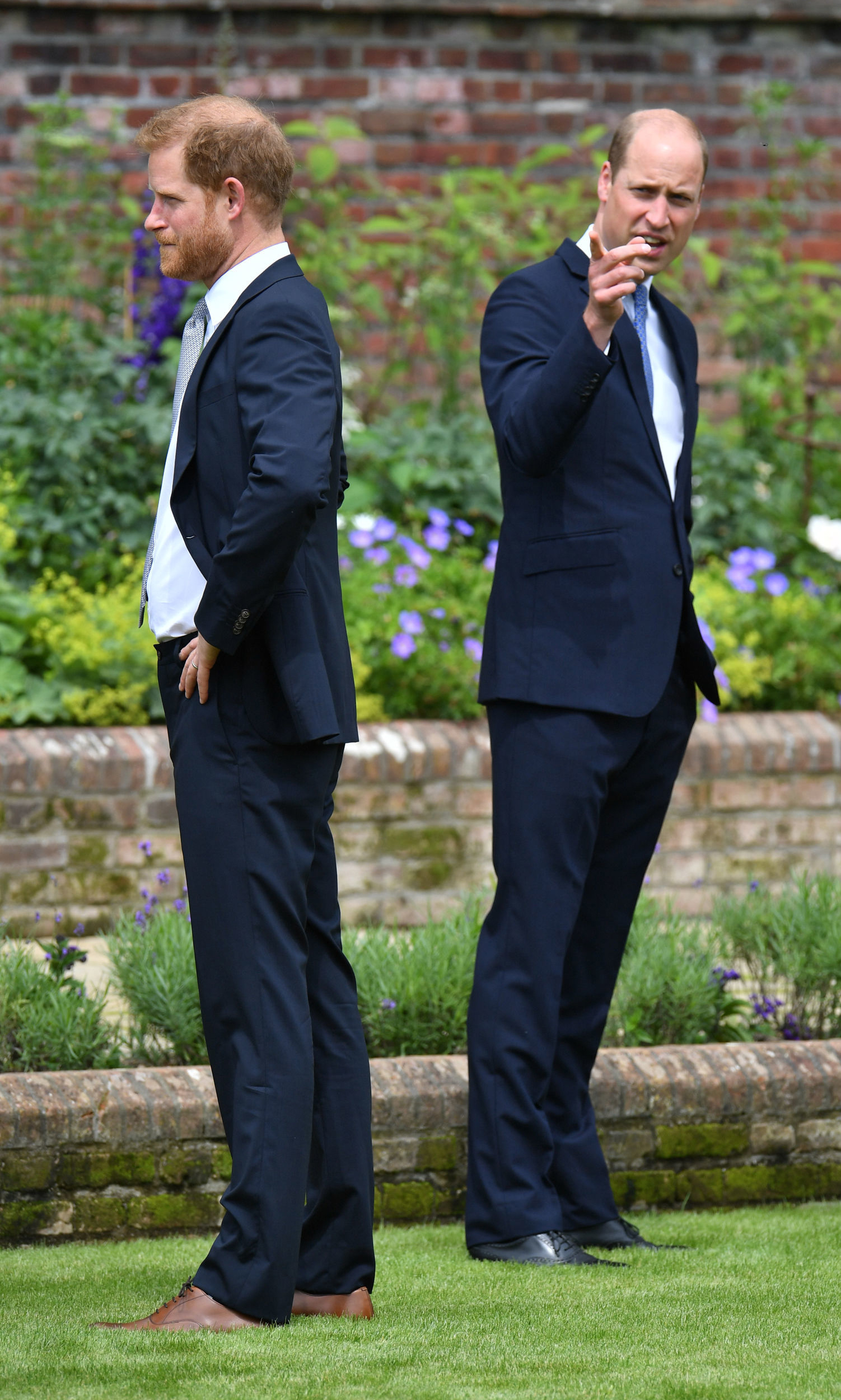 Le prince Harry, duc de Sussex, et le prince William, duc de Cambridge, lors de l'inauguration d'une statue qu'ils ont commandée de Diana, princesse de Galles, le 1er juillet 2021 | Source : Getty Images