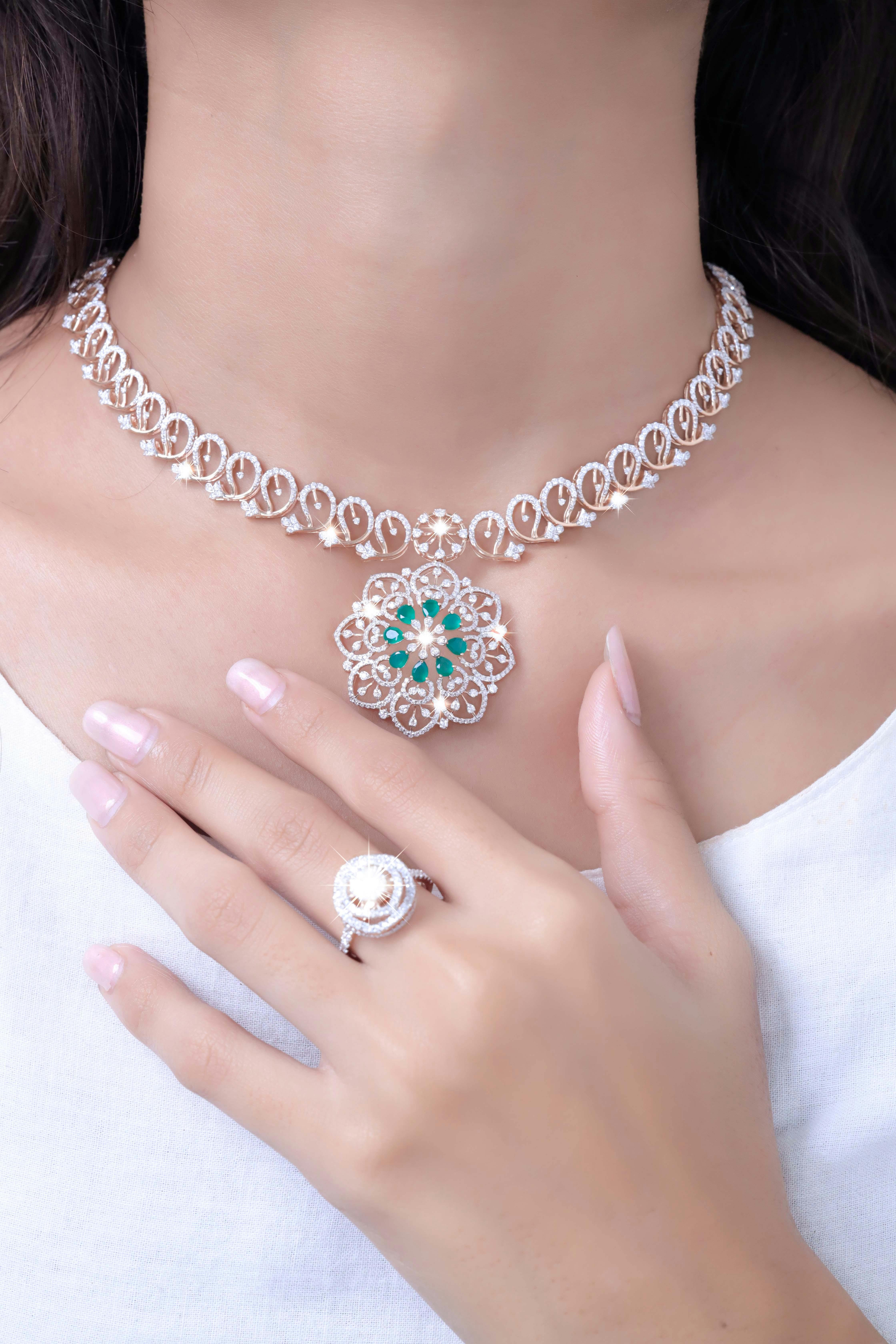 Une femme portant un collier | Source : Pexels