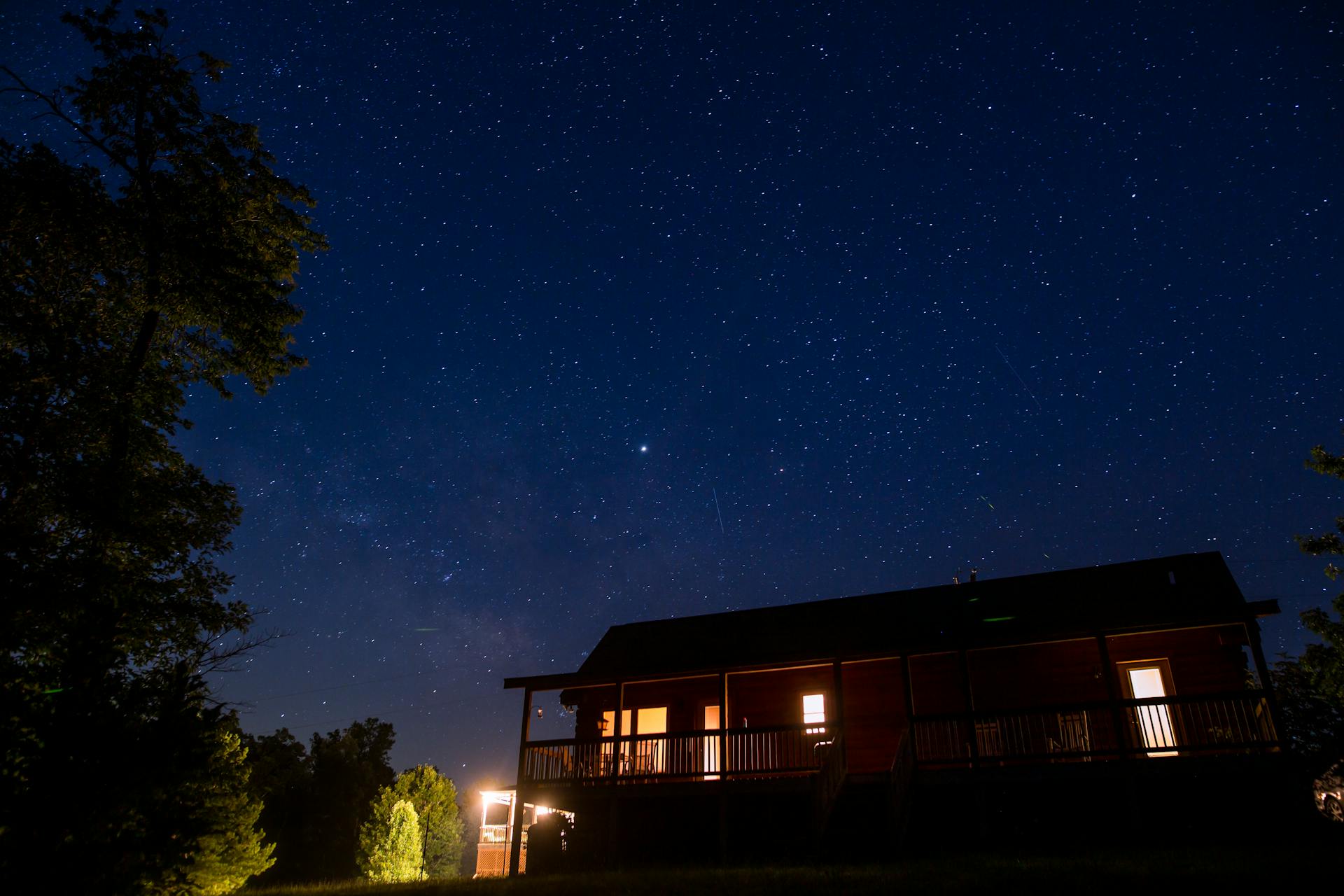 Une maison la nuit | Source : Pexels