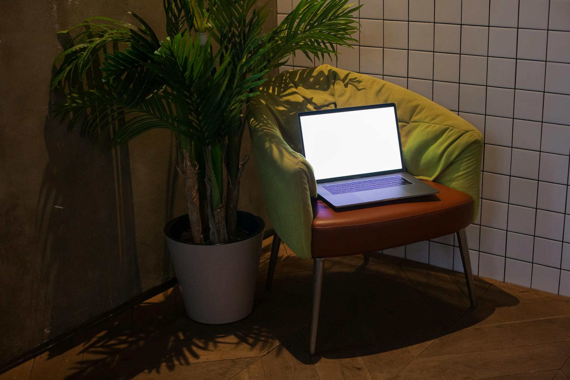 Un ordinateur portable ouvert sur une chaise | Source : Pexels