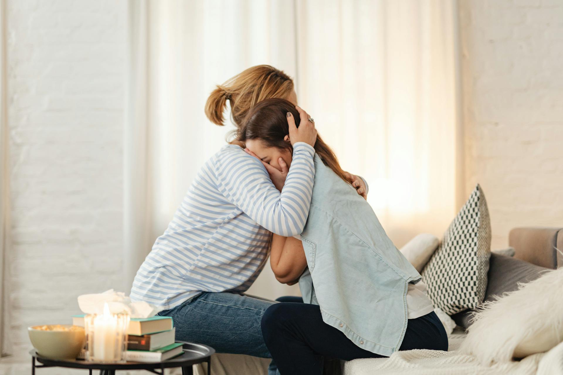 Une femme serrant sa fille dans ses bras | Source : Pexels