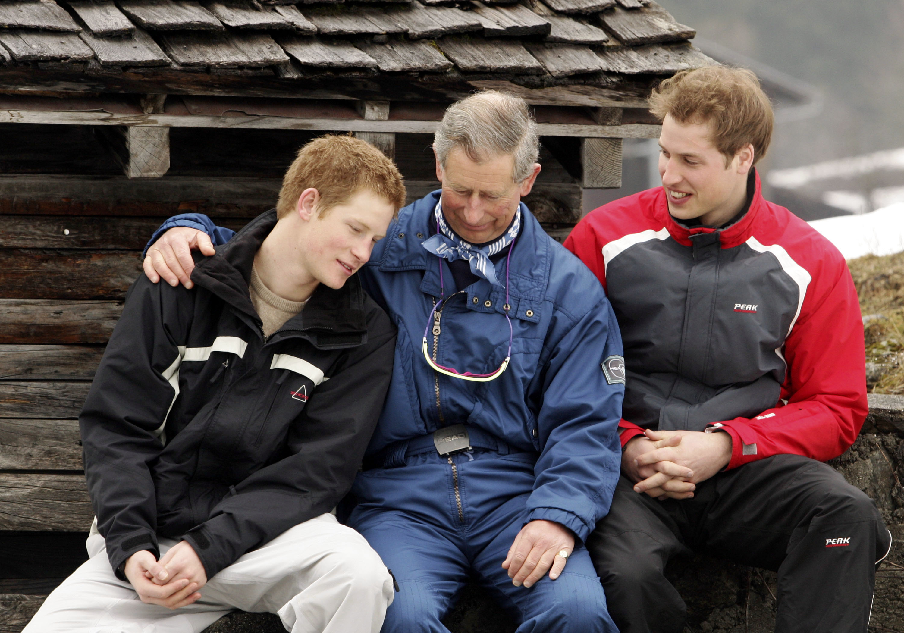 Le prince Harry, le prince Charles et le prince William lors d'un photocall sur les vacances de ski de la famille royale le 31 mars 2005 en Suisse | Source : Getty Images