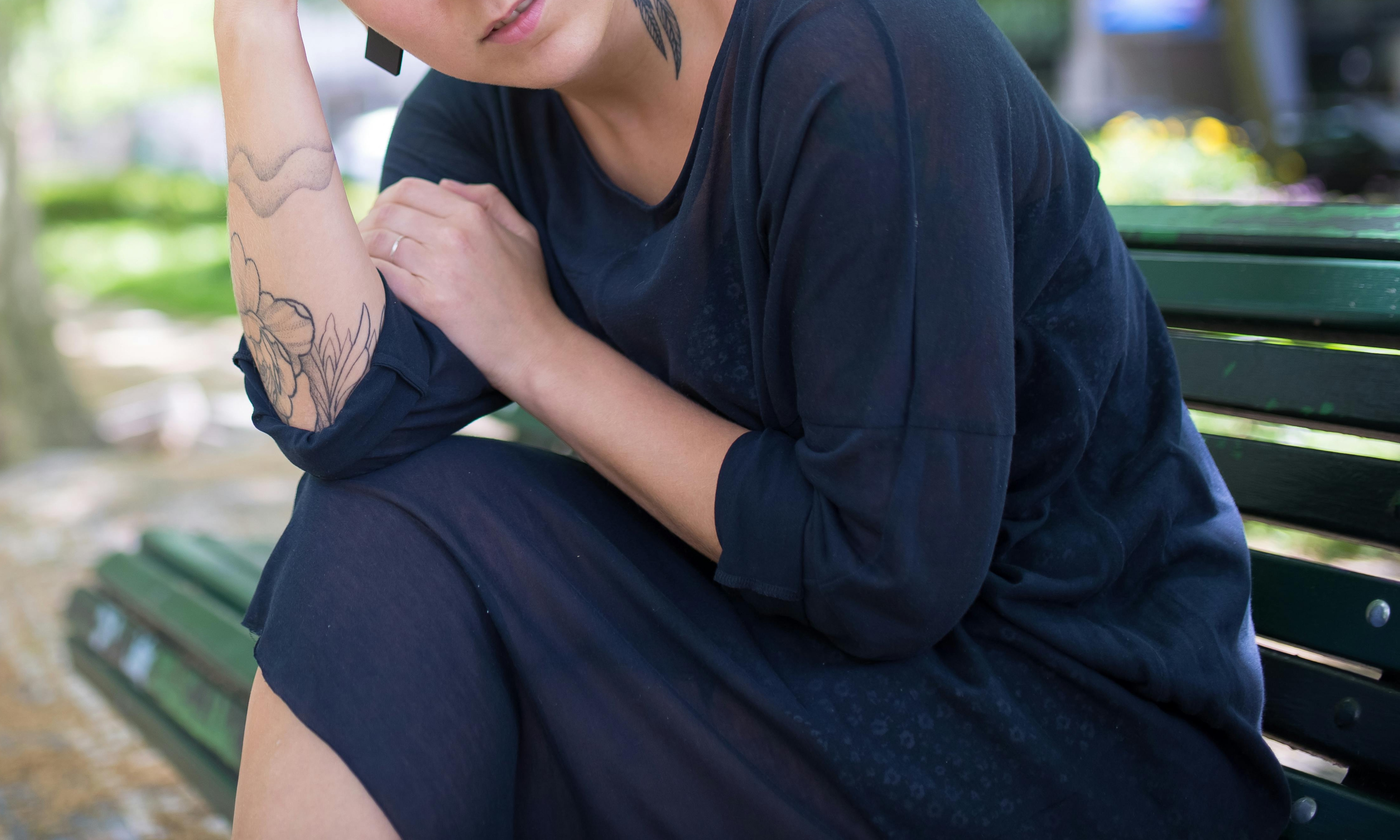 Une femme contemplative sur un banc public | Source : Pexels