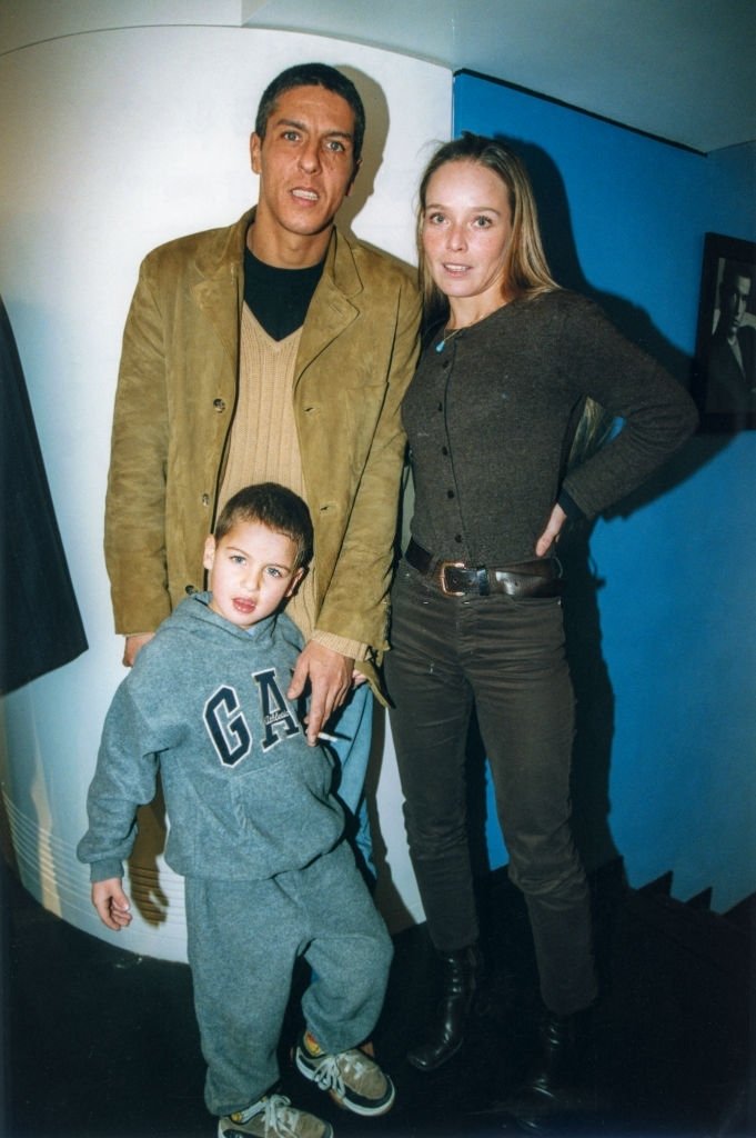 Samy Naceri, Marie Guillard et leur fils à Paris le 11 février 1999, France. | Photo : Getty Images