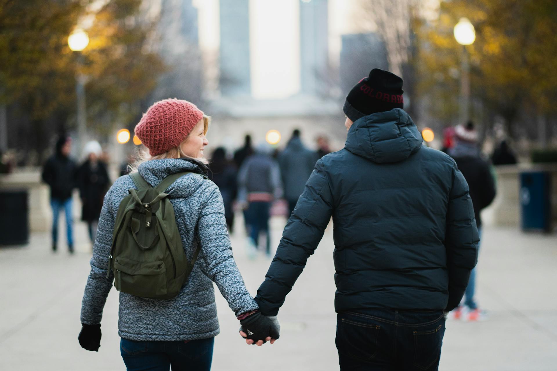 Un couple qui marche ensemble | Source : Pexels