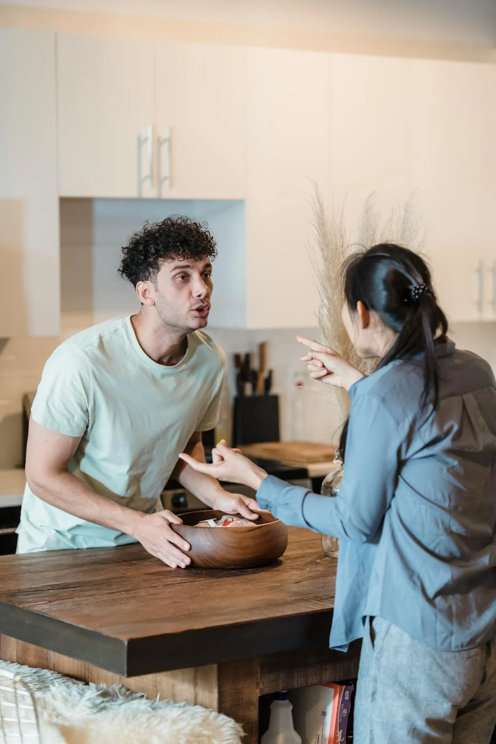 Un couple qui se dispute dans sa cuisine | Source : Pexels