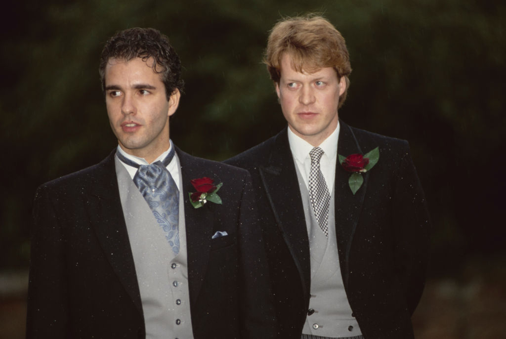 Darius Guppy, le témoin, et le marié, Charles Spencer, 9e comte Spencer, pair et journaliste britannique, dans l'enceinte de l'église St Mary the Virgin, le jour du mariage de Spencer avec Victoria Lockwood | Source : Getty Images