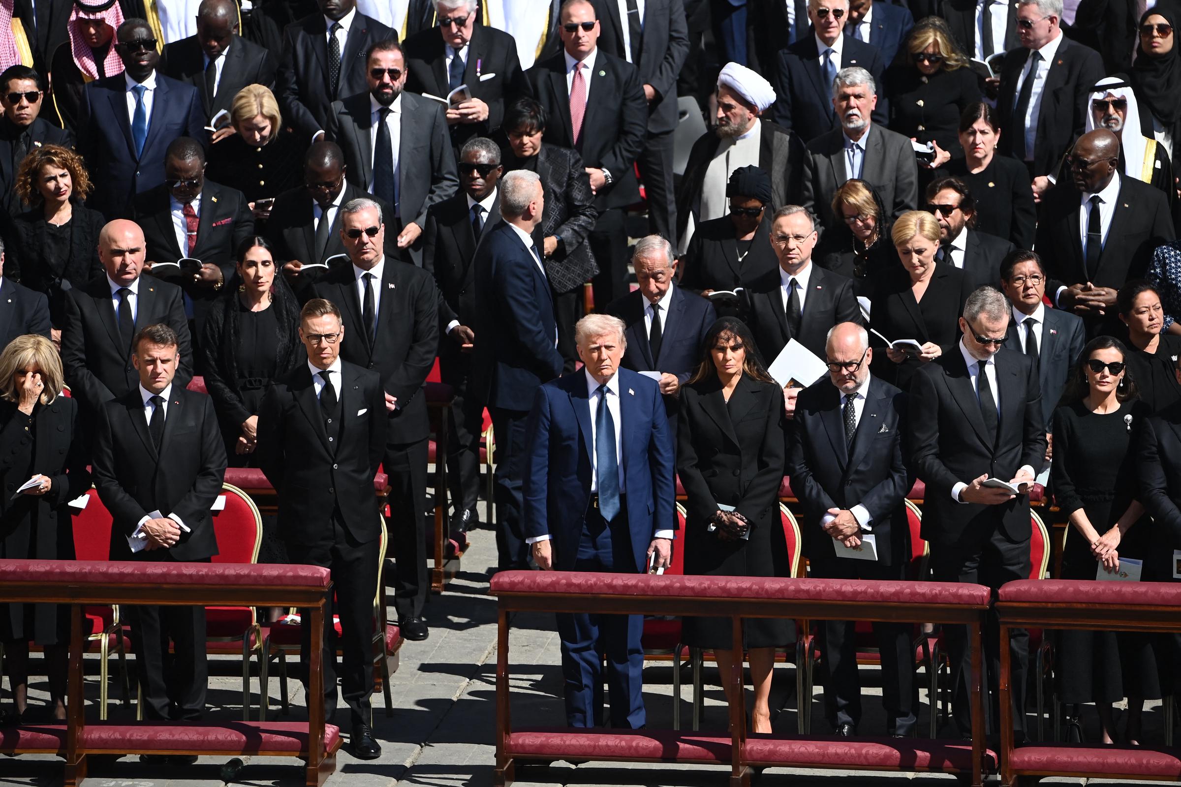 Le président américain Donald Trump et la première dame Melania Trump se tiennent aux côtés de dirigeants mondiaux, dont le Français Emmanuel Macron et le Finlandais Alexander Stubb, lors des funérailles du pape François sur la place Saint-Pierre, le 26 avril 2025. | Source : Getty Images