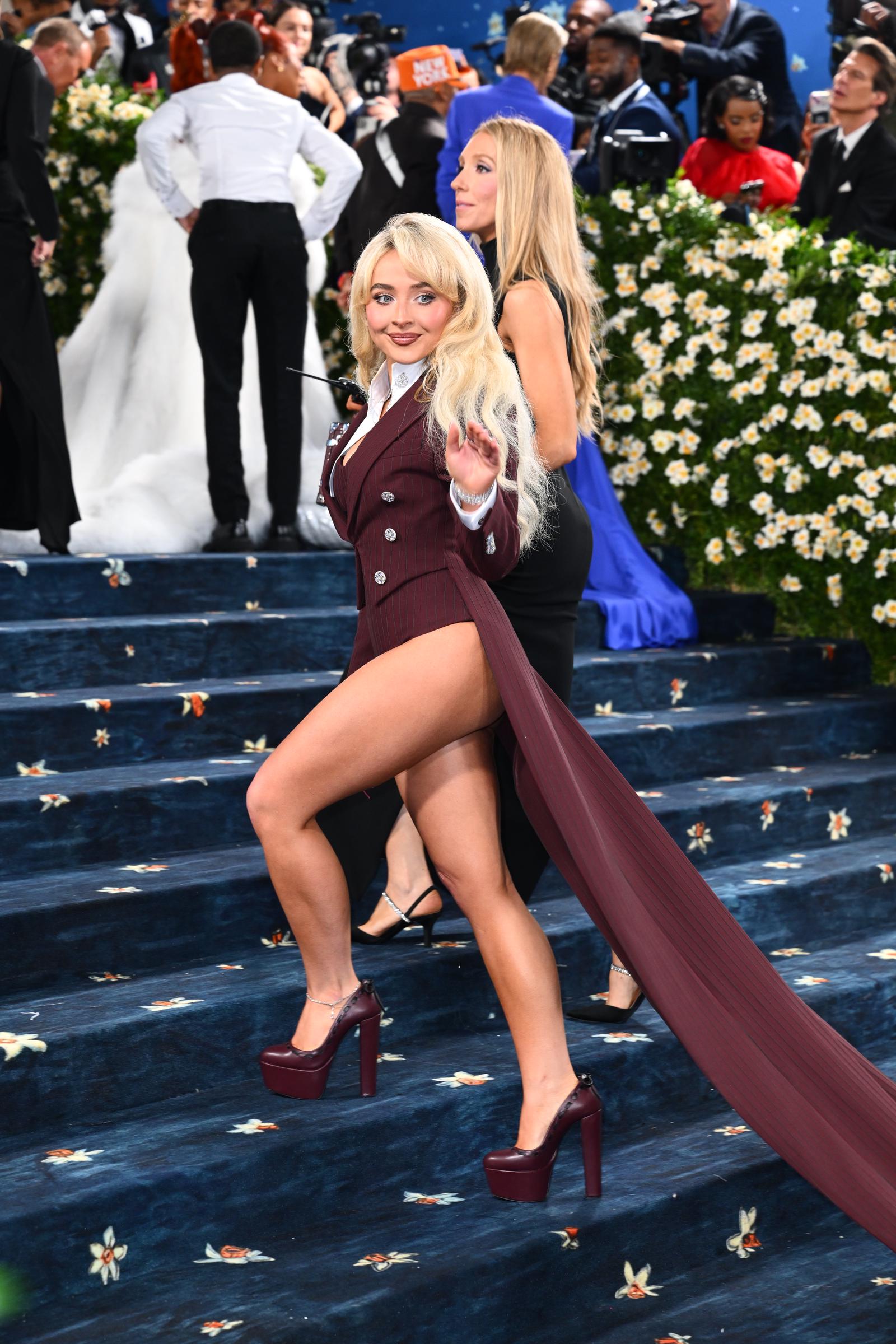 Sabrina Carpenter salue au Met Gala le 5 mai 2025 | Source : Getty Images