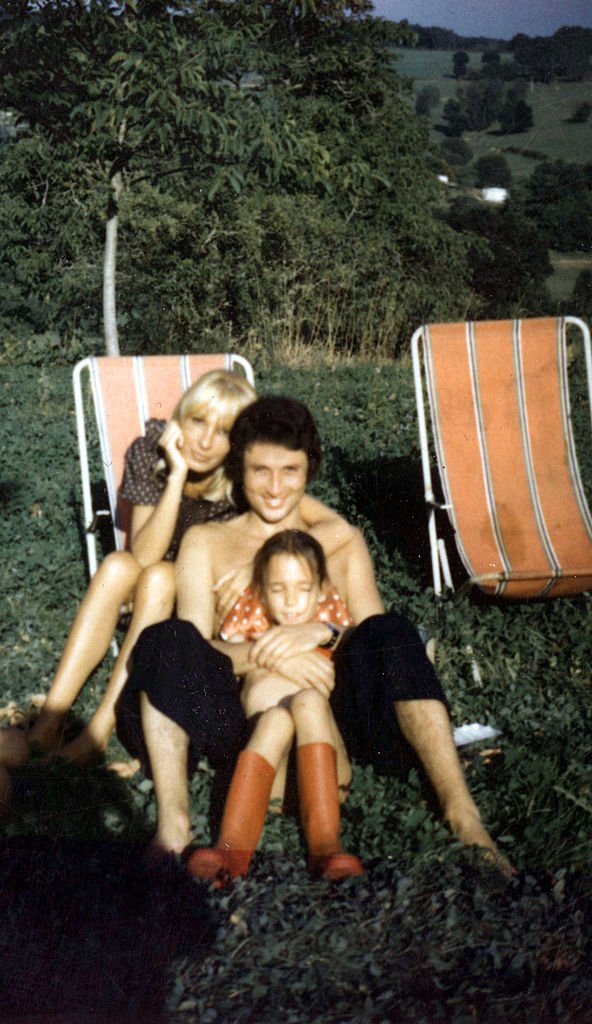 Dany Saval, Michel Drucker et Stéphanie Jarre en vacances en Dordogne 1972. | Photo : Getty Images