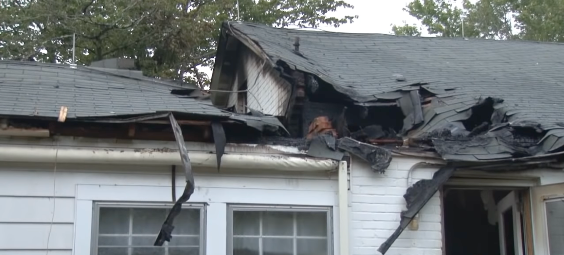 Une capture d'écran de la maison endommagée d'Arthur et Rosemary Schneider après l'incendie de 2015 | Source : youtube.com/@USATODAY