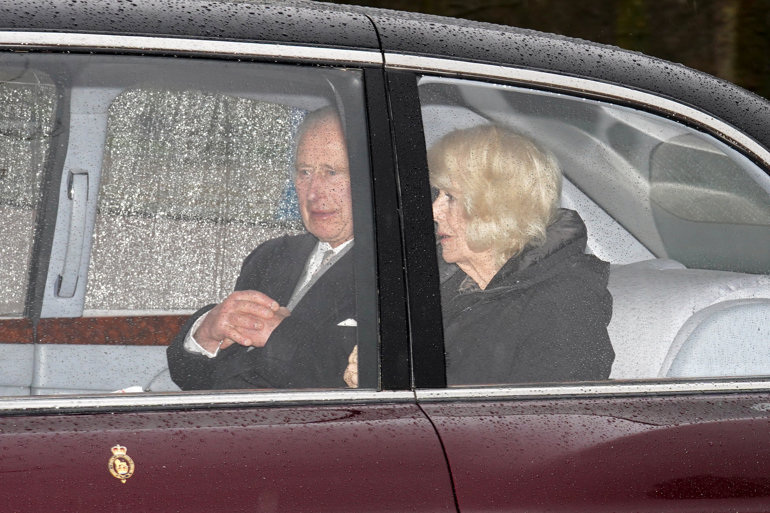 Le roi Charles III et la reine Camilla arrivant à Clarence House à Londres le 13 février 2024. | Source : Getty Images