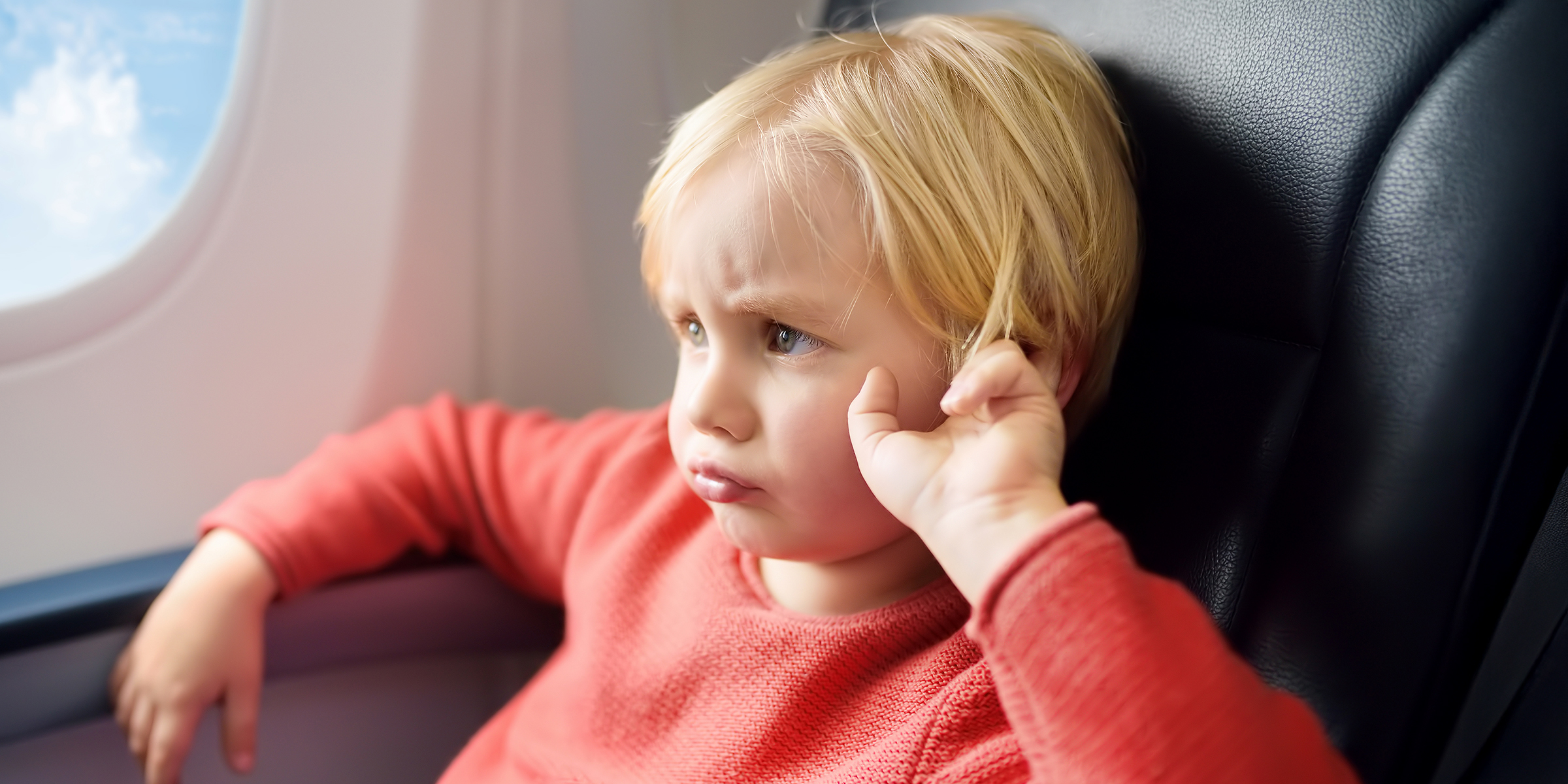 Un enfant dans un avion | Source : Shutterstock