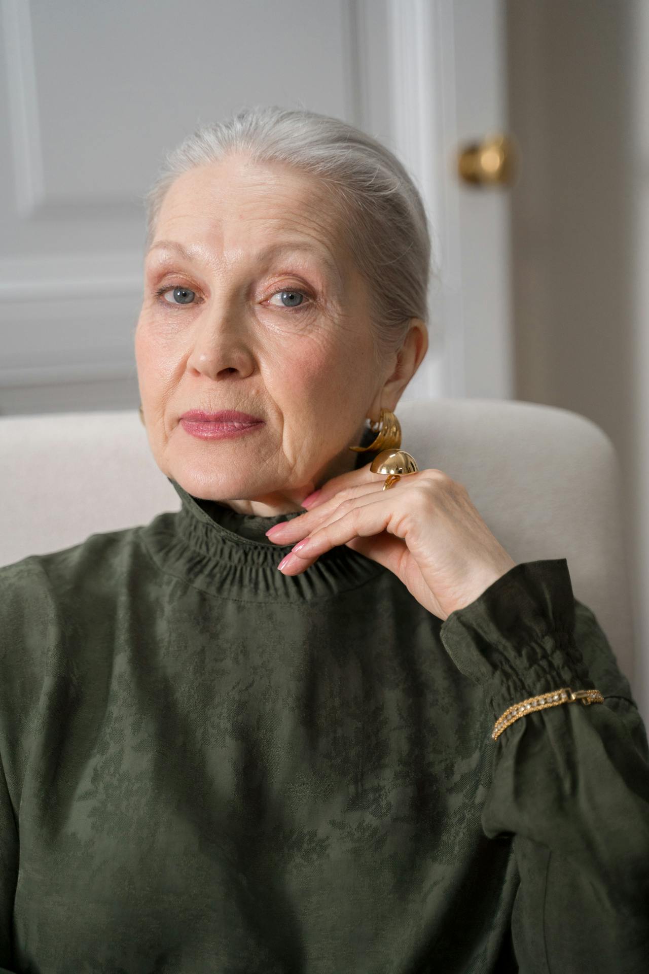 Une femme âgée en droit assise sur une chaise et regardant quelqu'un | Source : Pexels