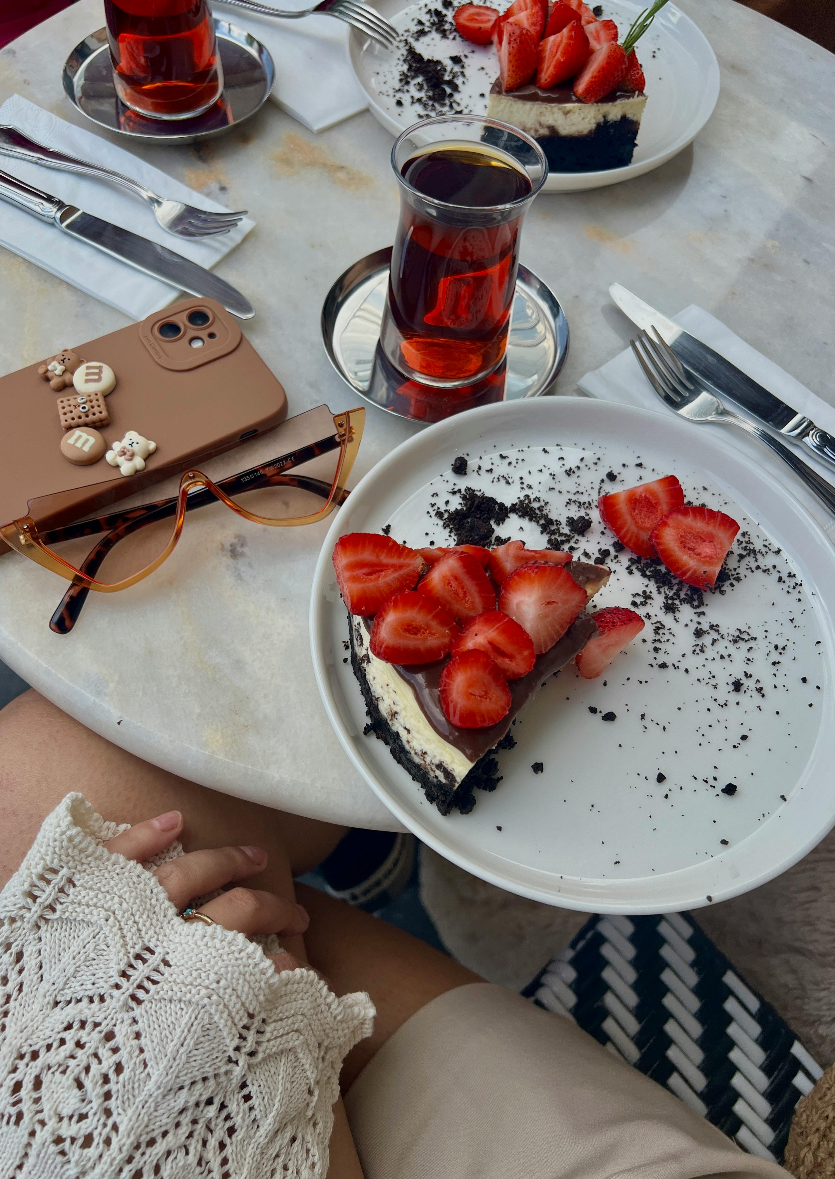 Quelqu'un qui mange une part de gâteau avec des fraises | Source : Pexels