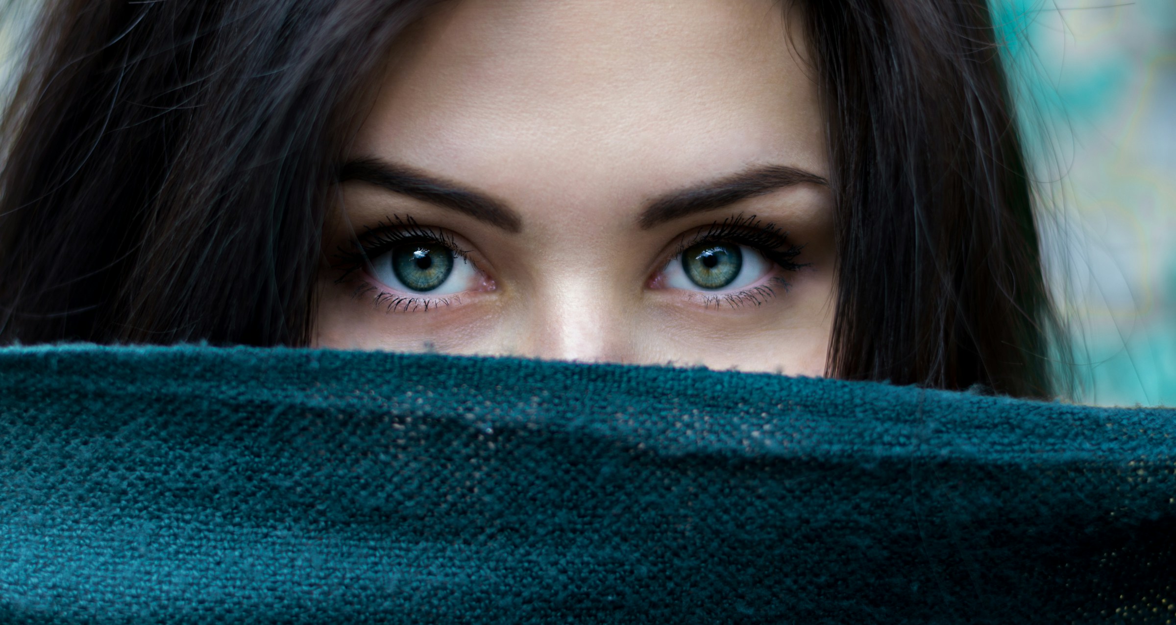 Gros plan sur les yeux d'une jeune femme | Source : Unsplash