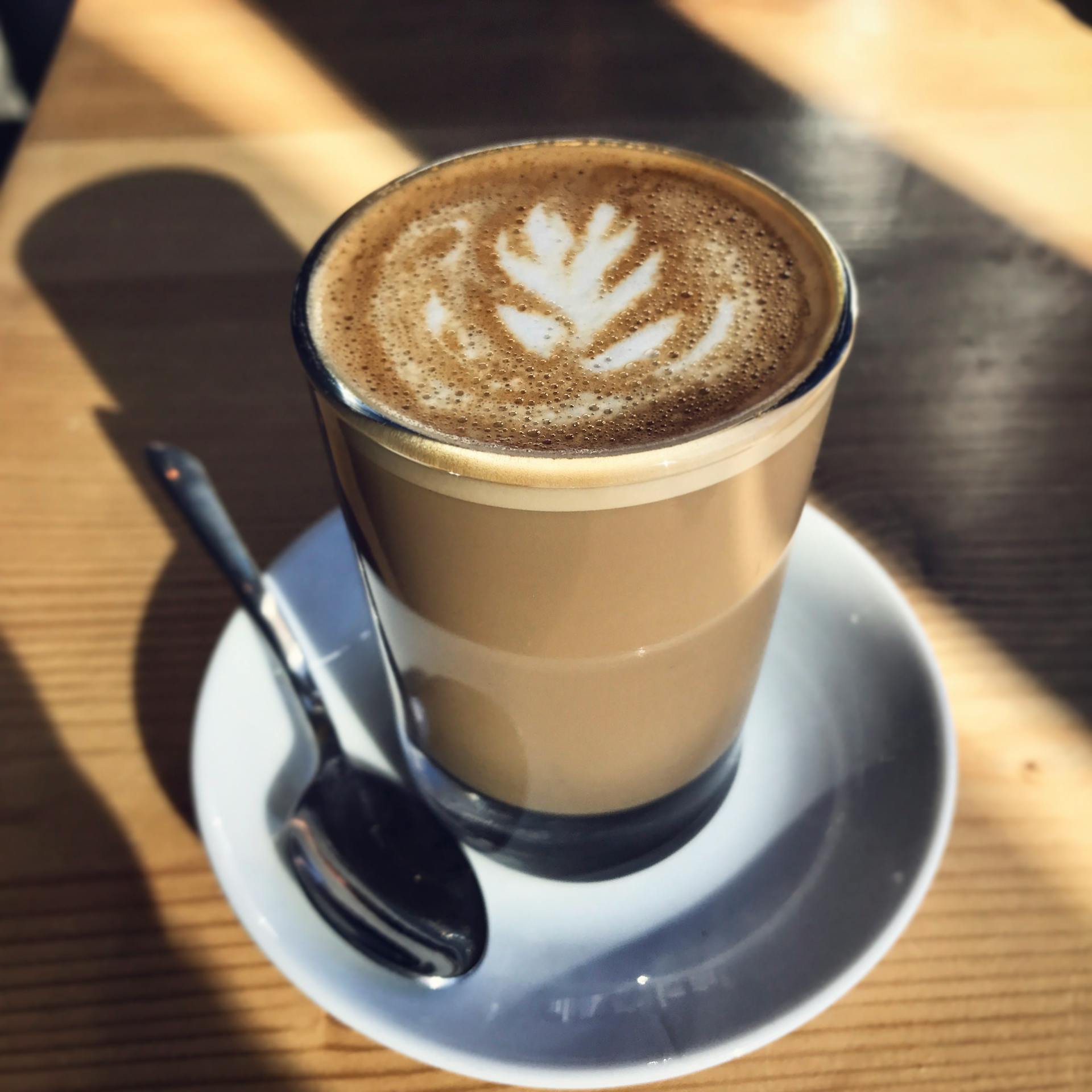 Un café au lait sur une table | Source : Pexels