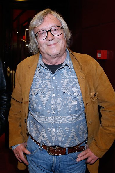 Jean-Jacques Peroni assiste à la représentation des humoristes français. | Photo : Getty Images