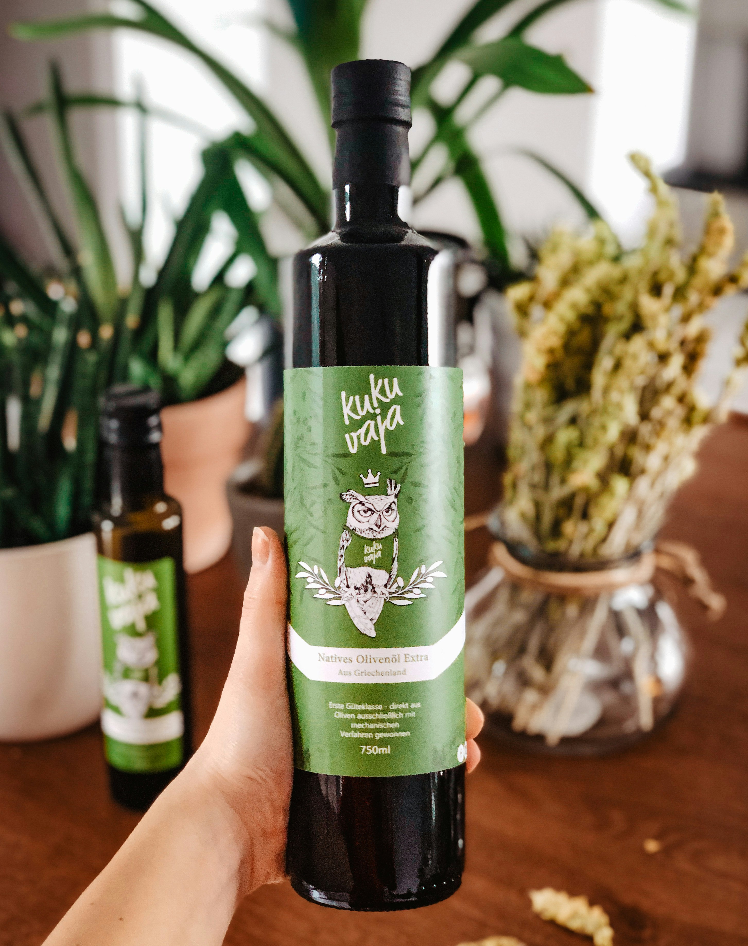 Une personne tenant une bouteille d'huile d'olive | Source : Unsplash