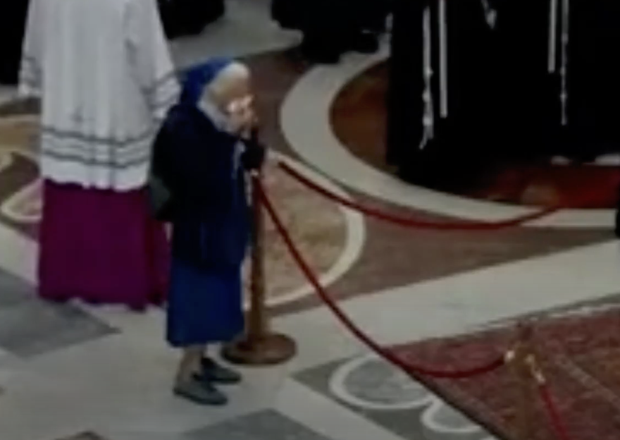 Sœur Geneviève lors des funérailles du pape François. | Source : YouTube/TheIndependent