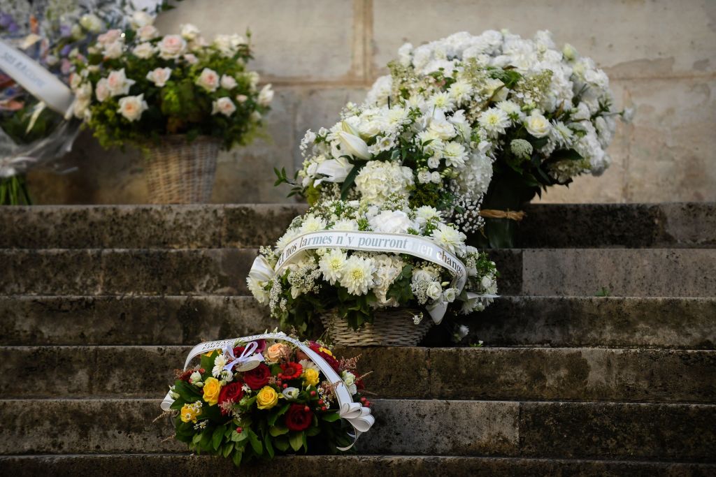 Des couronnes de fleurs déposées avant la cérémonie d'enterrement de l'actrice et chanteuse franco-britannique Jane Birkin à l'église Saint-Roch à Paris, le 24 juillet 2023 | Source : Getty Images