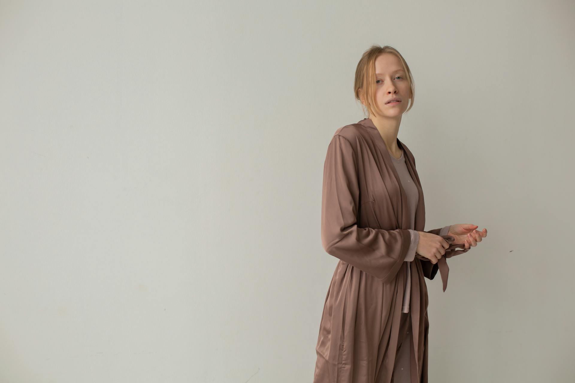 Une femme qui fixe quelqu'un avec dédain | Source : Pexels