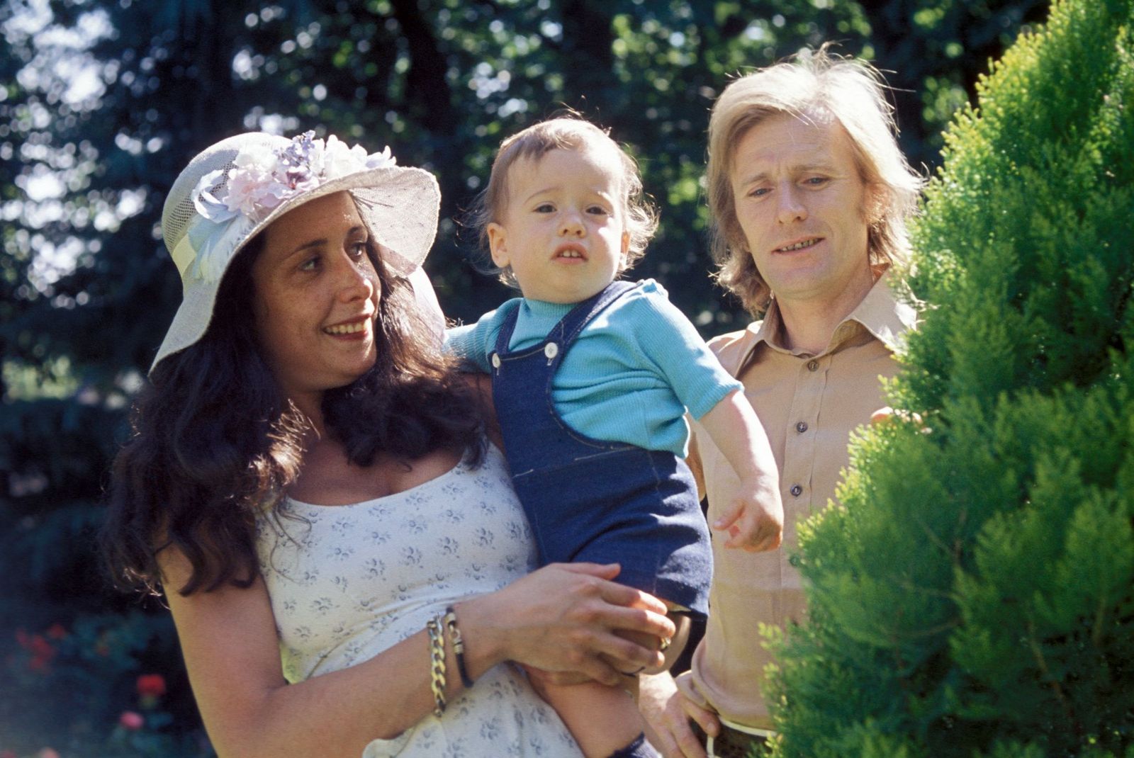 Le chanteur Nino Ferrer, son épouse Kinou Ferrari et leur premier fils | Photo : Getty Images