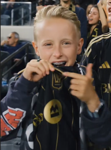 Finn Wilson assiste à un match de football, extrait d'un post daté du 21 avril 2024 | Source : Instagram/lafc