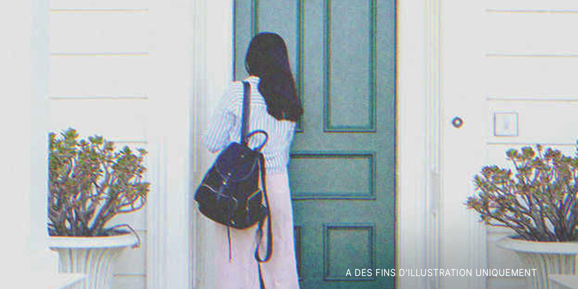 Une femme devant une porte | Source : Shutterstock