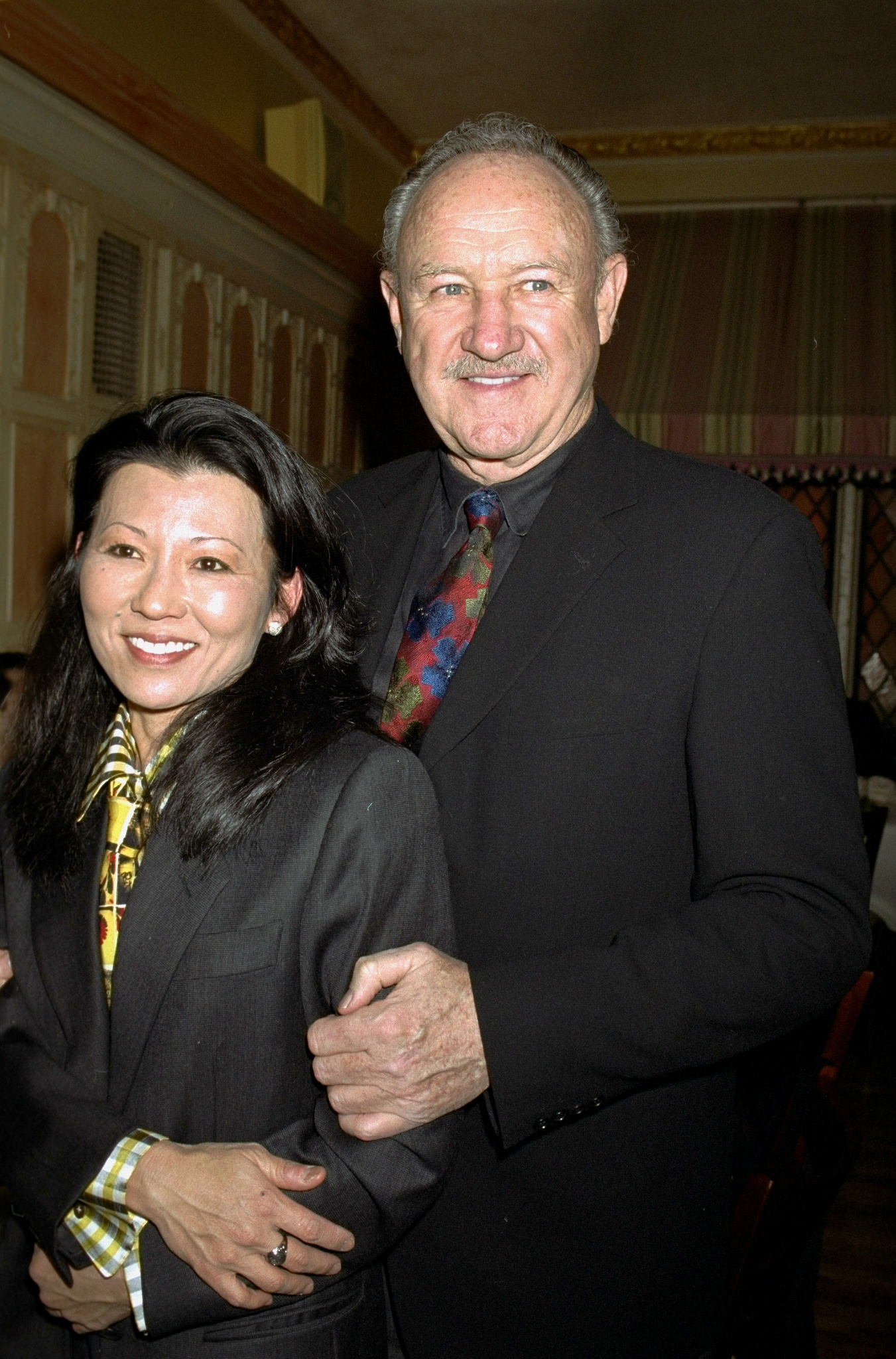 L'acteur Gene Hackman et sa femme Betsy Arakawa lors de la 15e édition du Champagne Stakes organisé par l'association United Celebral Palsy of New York City au restaurant Etoile sur E. 56th St, circa 2000 | Source : Getty Images