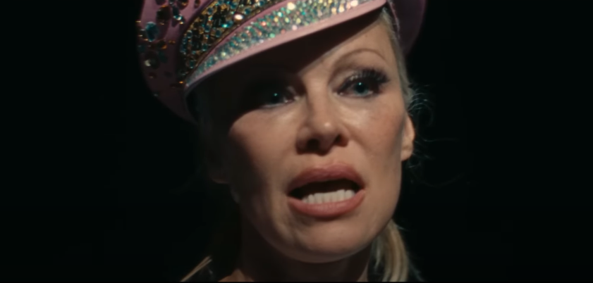 Pamela Anderson dans le rôle de Shelley. | Source : YouTube/RoadsideFlix