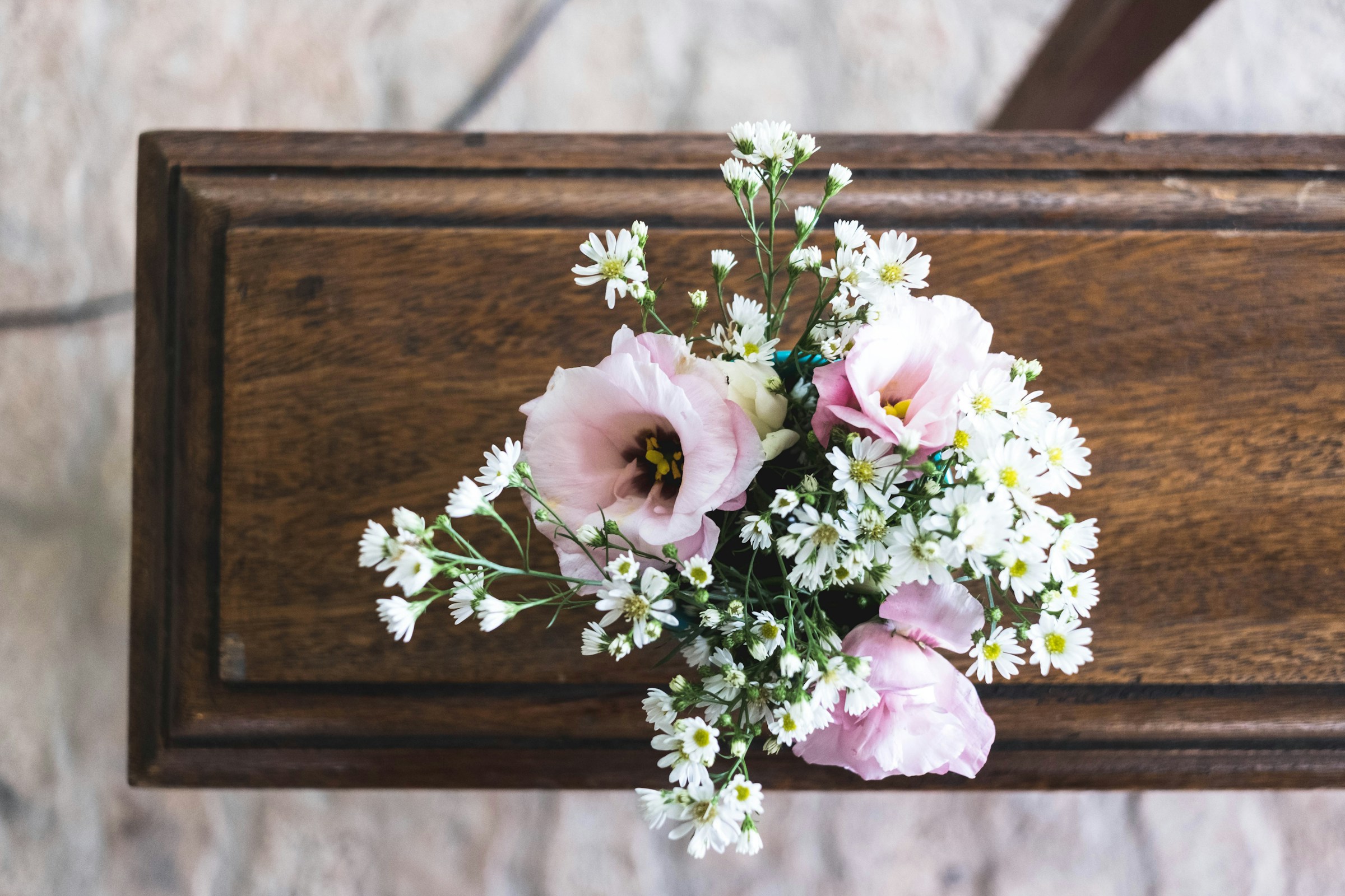 Fleurs sur un cercueil fermé | Source : Unsplash