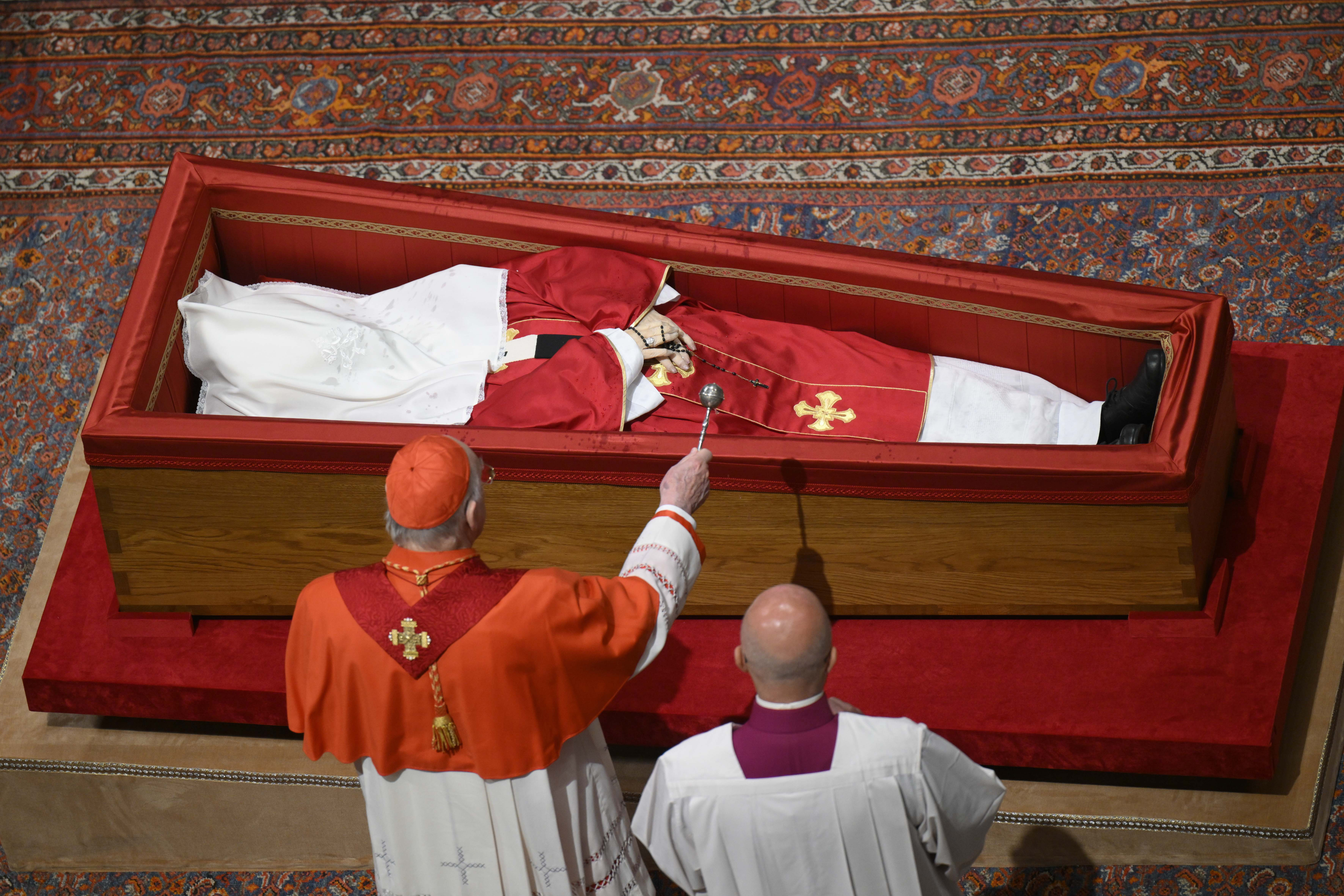 Le cardinal Kevin Farrell dirige le rite de scellement du cercueil du pape François dans la basilique Saint-Pierre, le 25 avril 2025, avant ses funérailles. | Source : Getty Images
