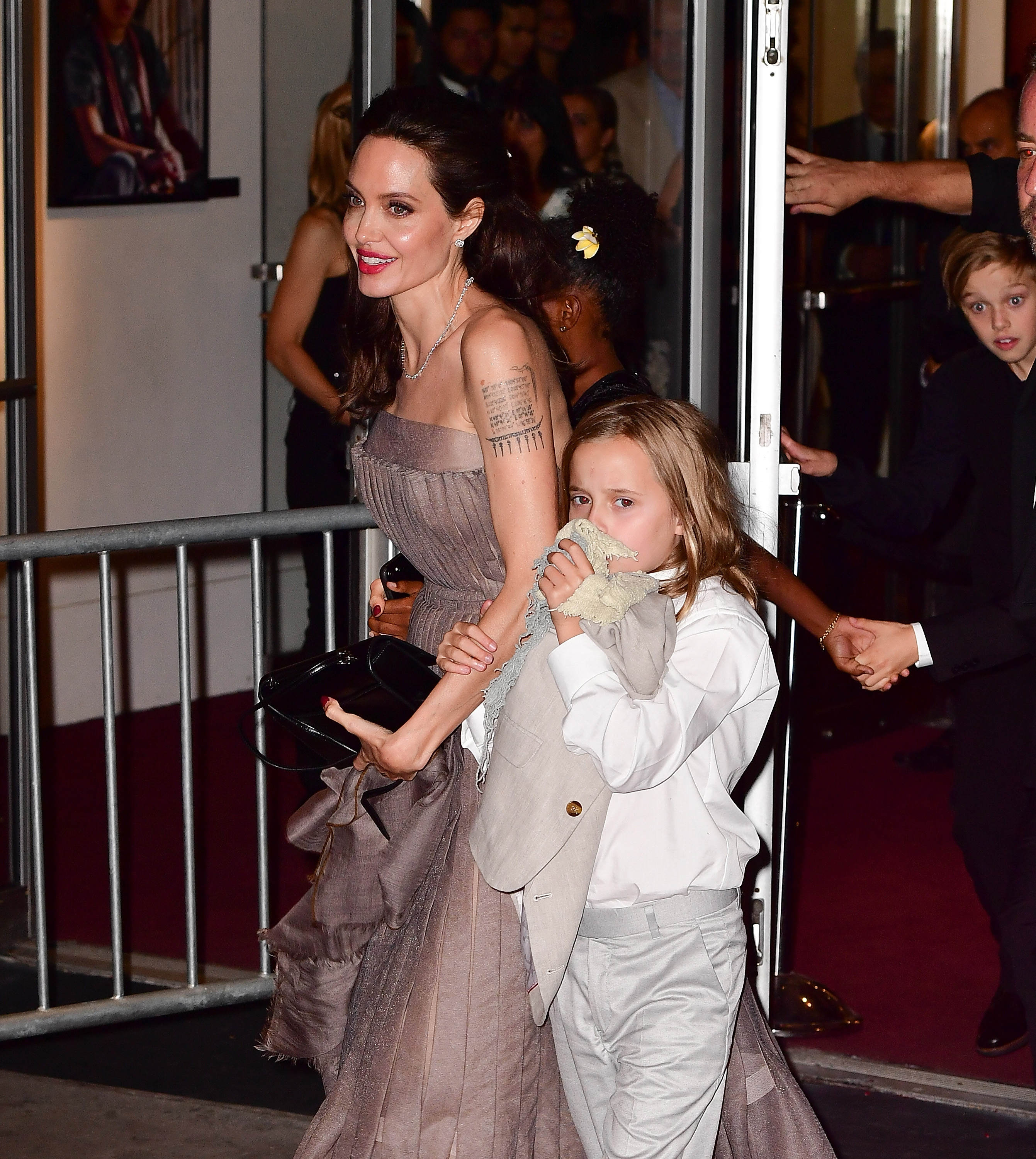 Angelina Jolie et Vivienne Jolie-Pitt quittent la première new-yorkaise de 'First They Killed My Father' au DGA Theater le 14 septembre 2017 à New York | Source : Getty Images