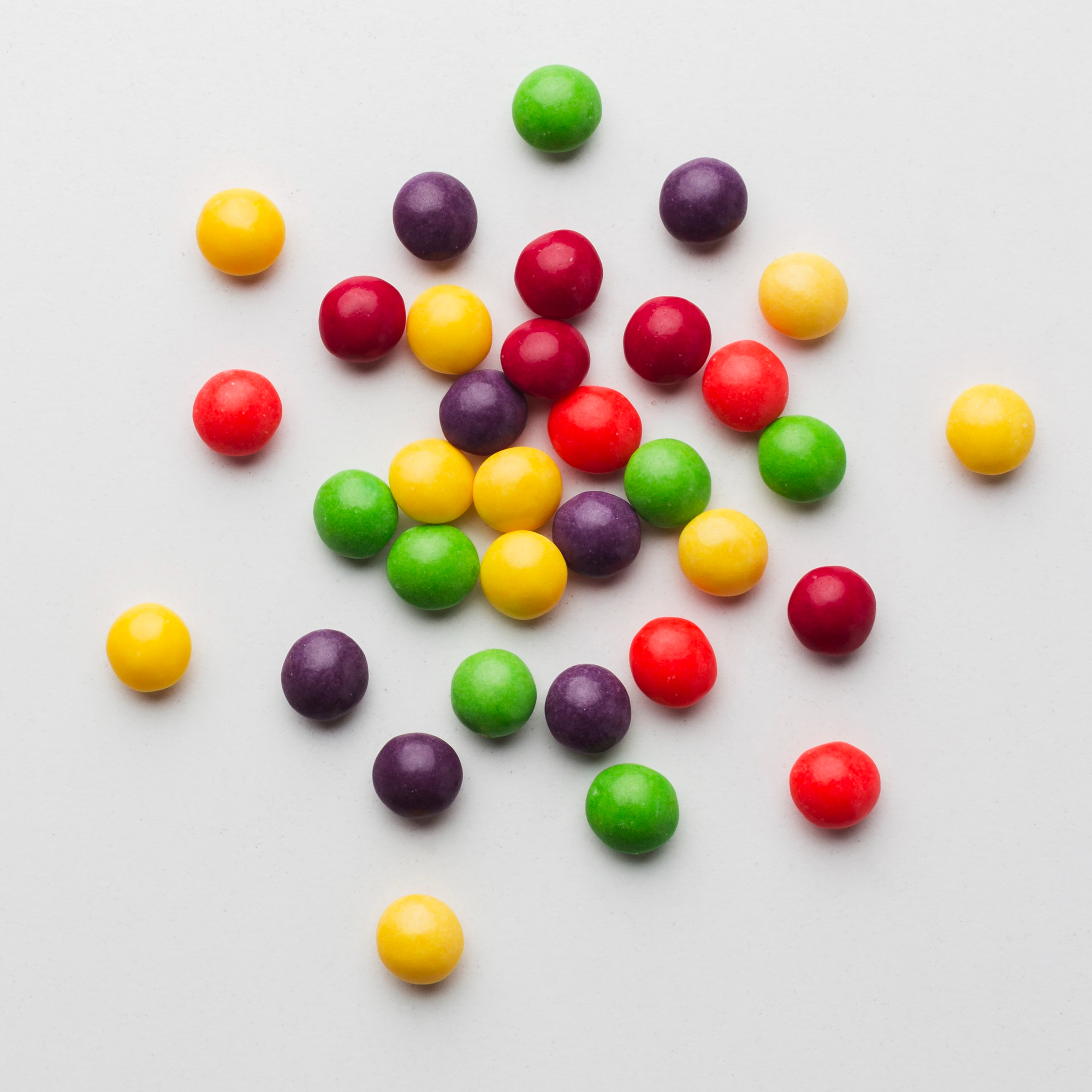 Skittles sur un fond blanc | Source : Freepik