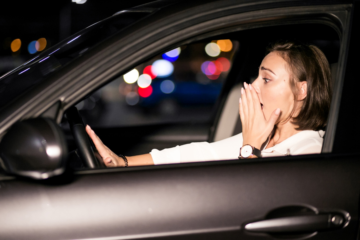 Une femme ébranlée assise dans sa voiture | Source : Freepik