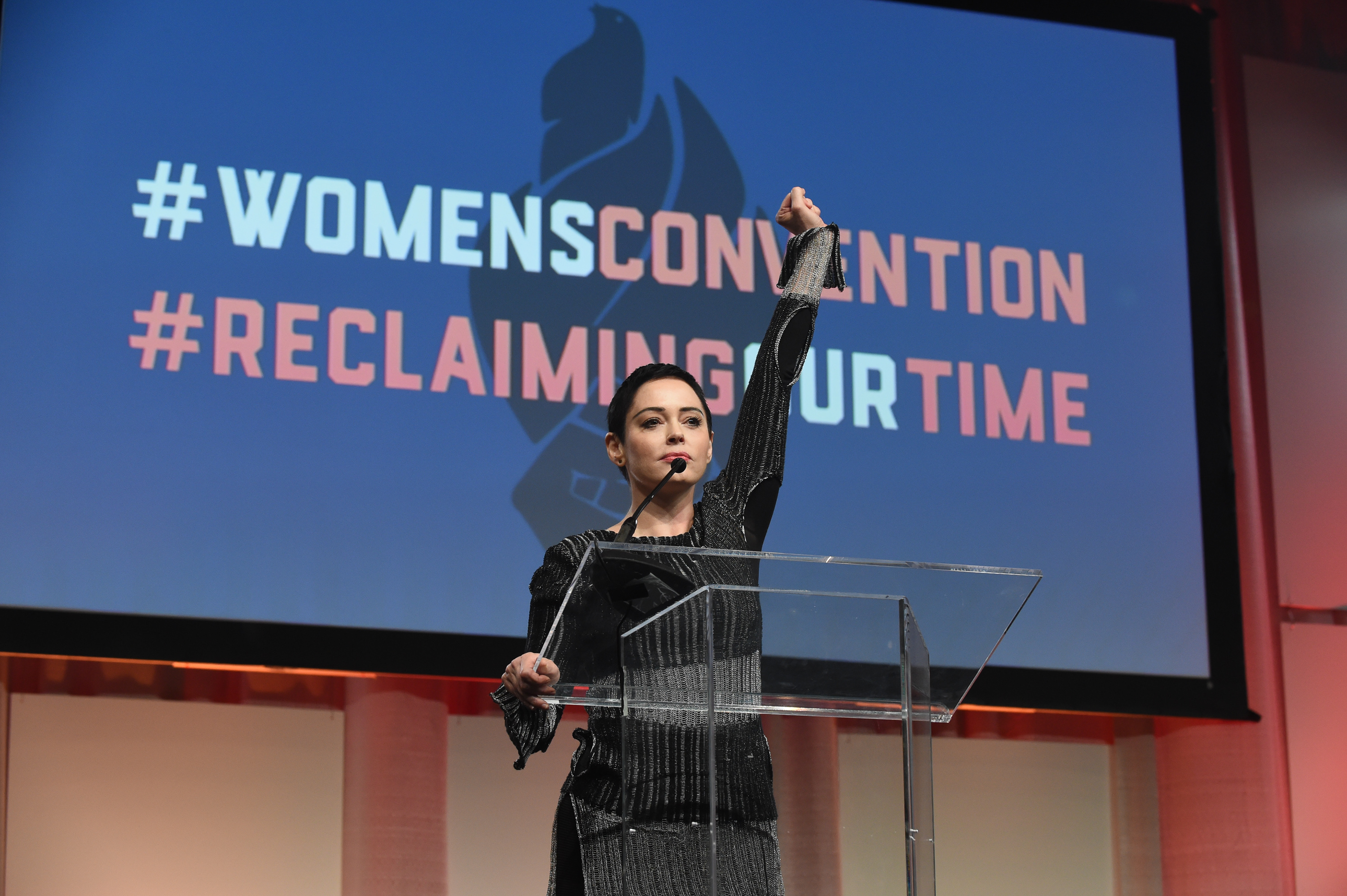 Rose McGowan s'exprime sur scène lors de la convention des femmes à Détroit, dans le Michigan, le 27 octobre 2017. | Source : Getty Images