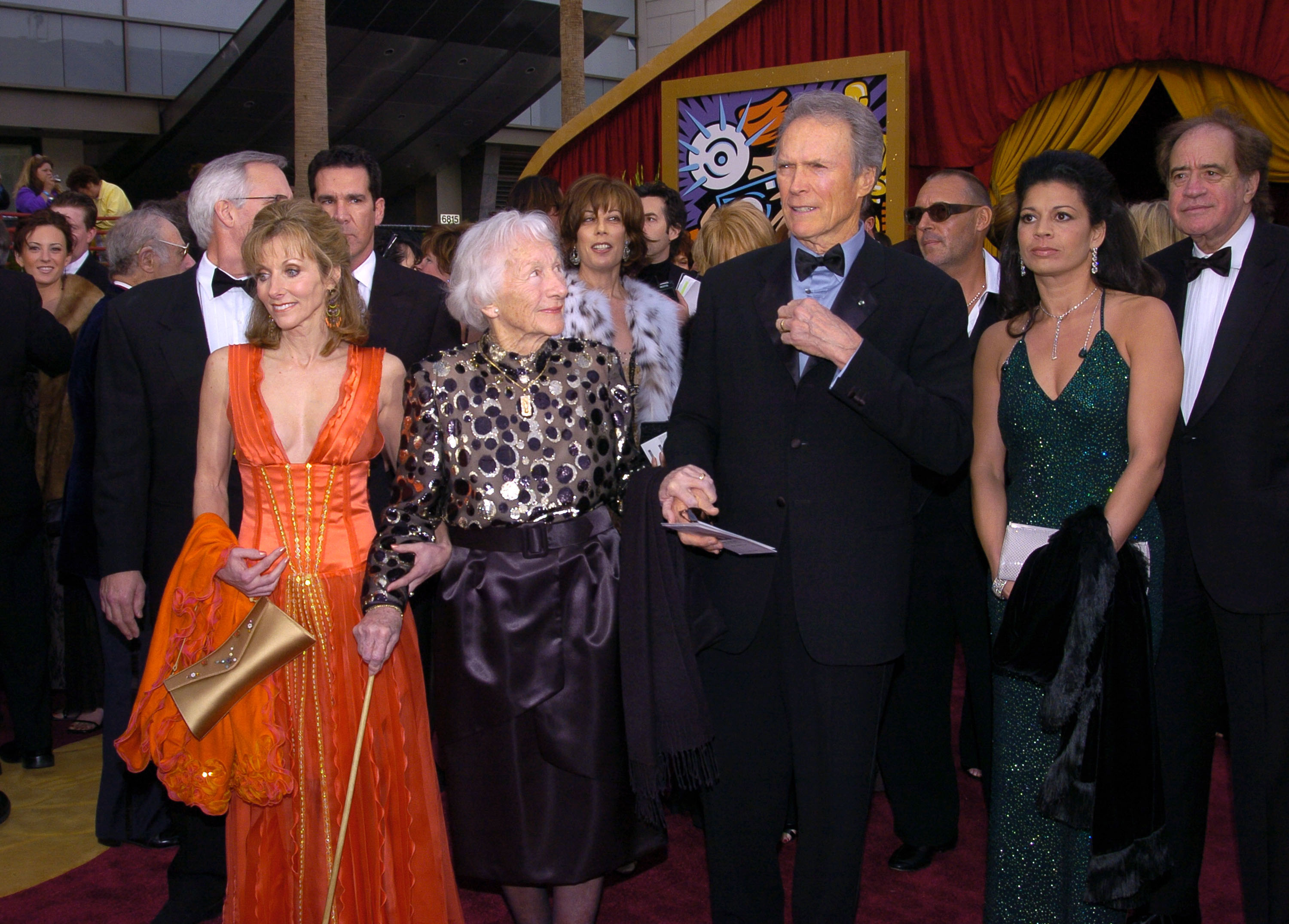 Laurie Murray, Ruth Wood, la mère de Clint Eastwood, Clint Eastwood et Dina Eastwood lors de la 76e cérémonie annuelle des Oscars, le 29 février 2004, à Hollywood, en Californie. | Source : Getty Images