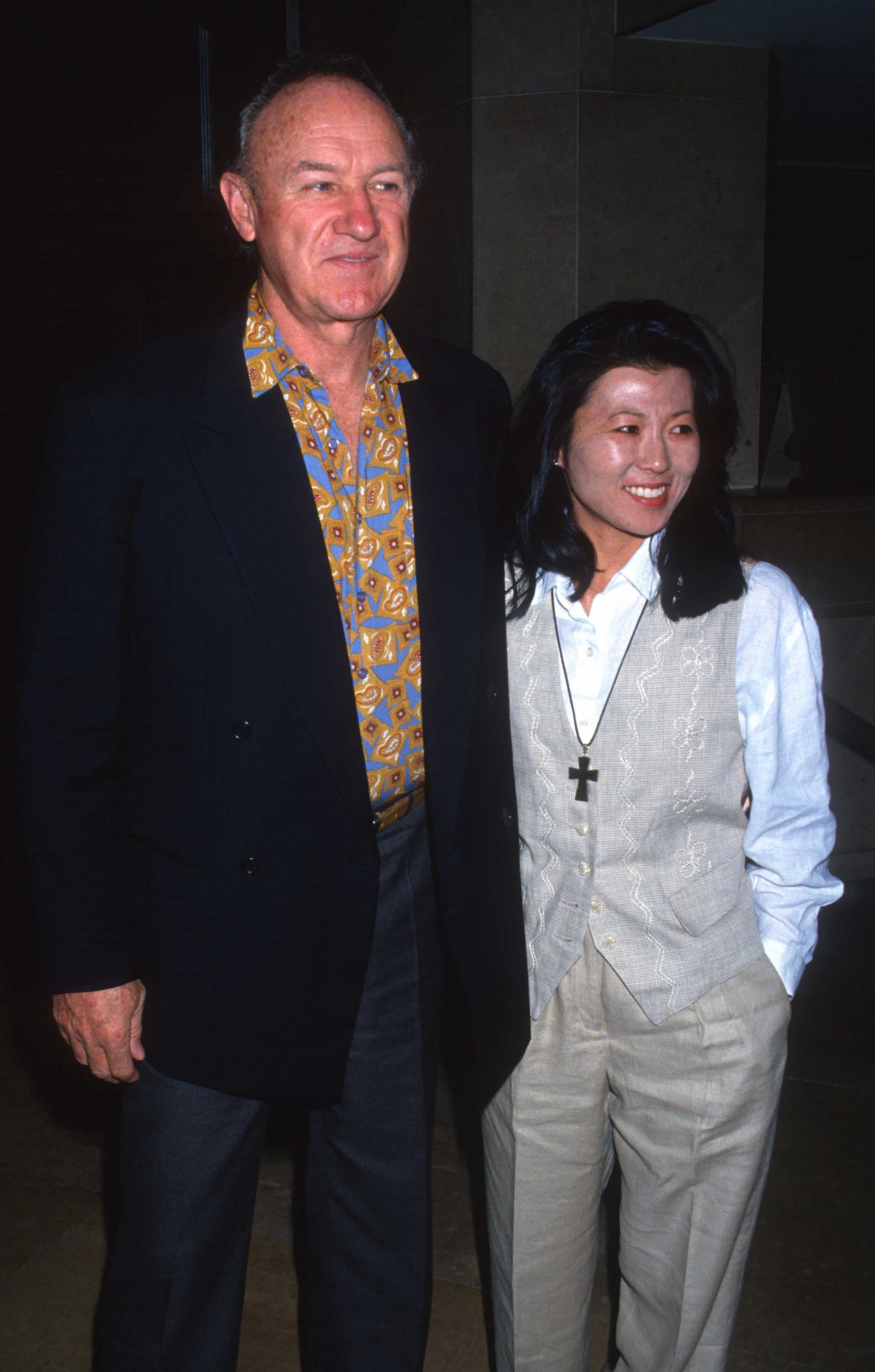 Gene Hackman et Betsy Arakawa assistent à une conférence de la Hollywood Foreign Press le 11 novembre 1992 à Beverly Hills, Californie. | Source : Getty Images