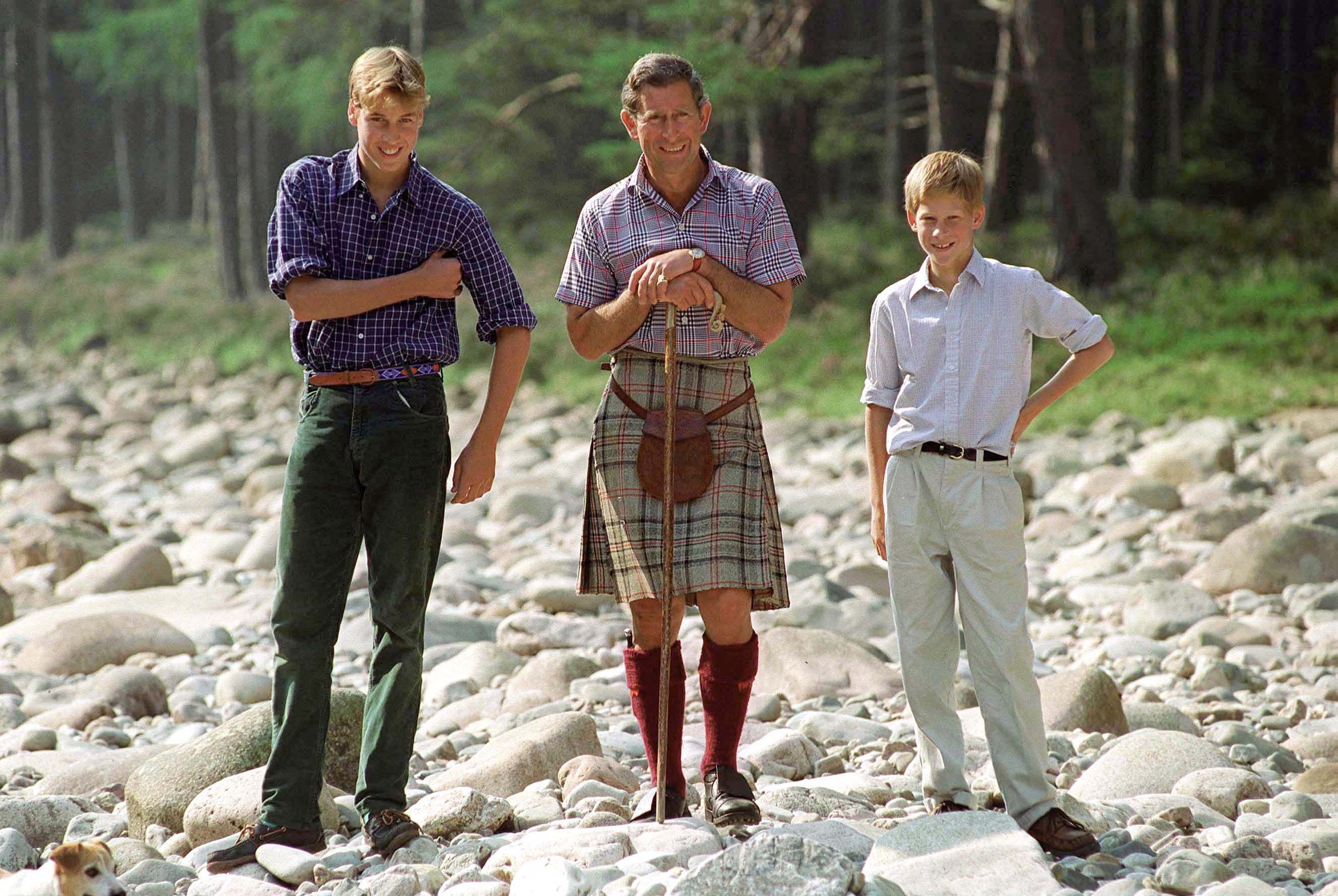 Le prince William, le roi Charles III et le prince Harry au château de Balmoral, en Angleterre, le 12 août 1997 | Source : Getty Images