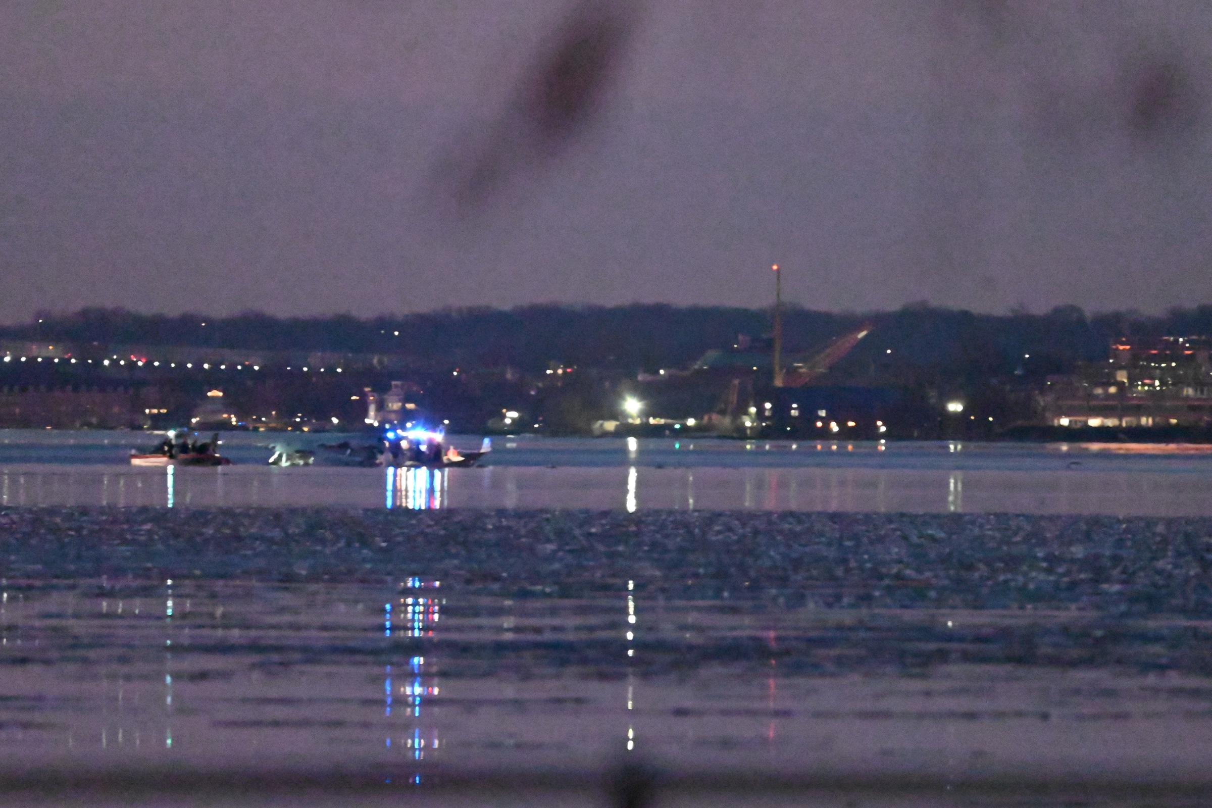 Une vue du cordon de scène et de l'épave à la lumière du jour après qu'un avion régional est entré en collision en plein vol avec un hélicoptère militaire et s'est écrasé dans la rivière Potomac à Washington D.C. le 30 janvier 2025 | Source : Getty Images