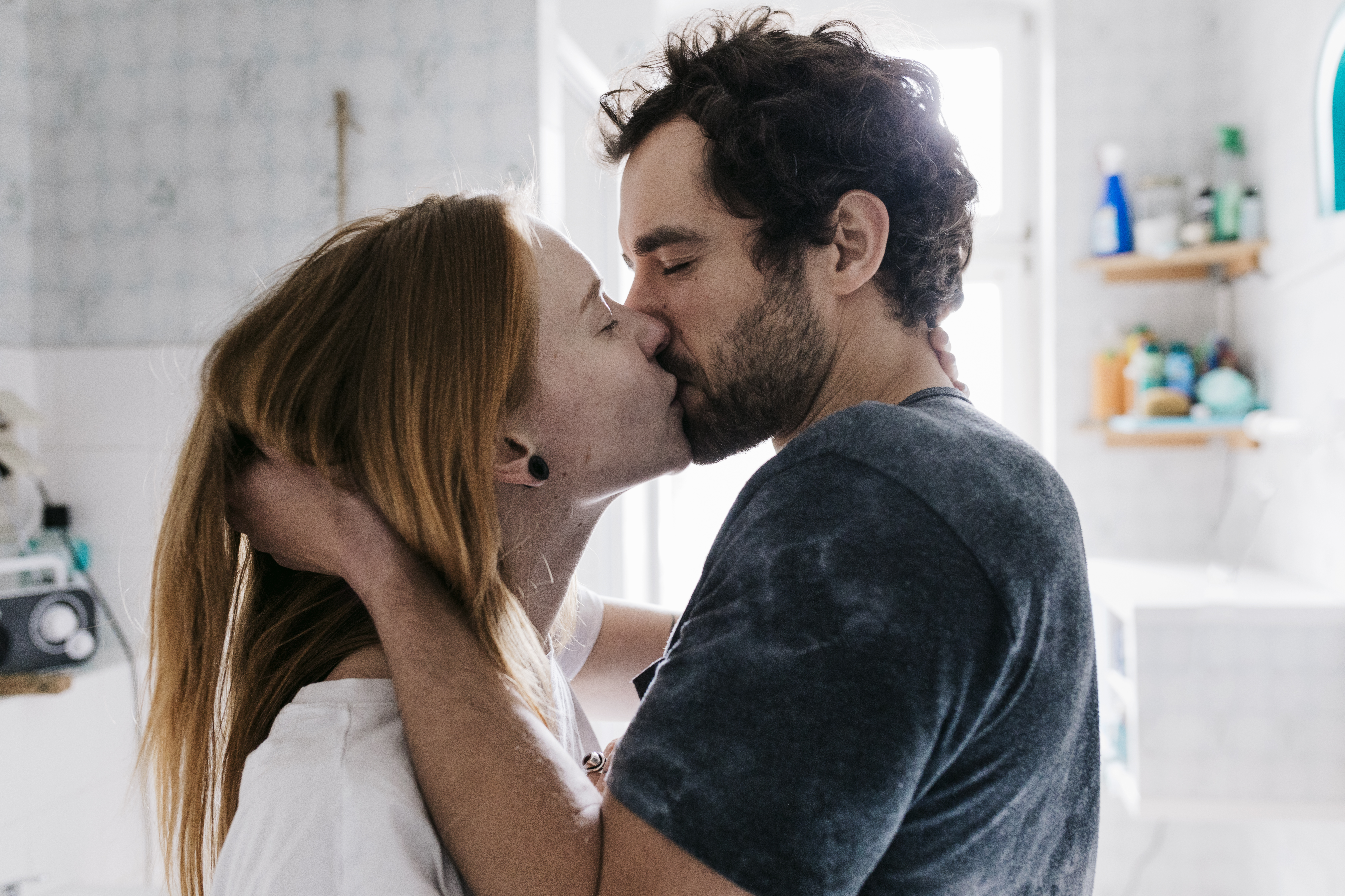 Un homme saisit l'arrière de la tête et les cheveux d'une femme alors qu'ils s'embrassent passionnément les yeux fermés | Source : Getty Images