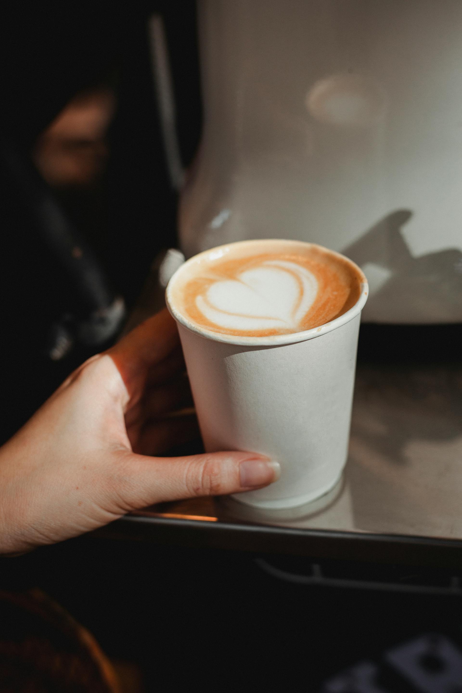 Une personne tenant une tasse de café | Source : Pexels